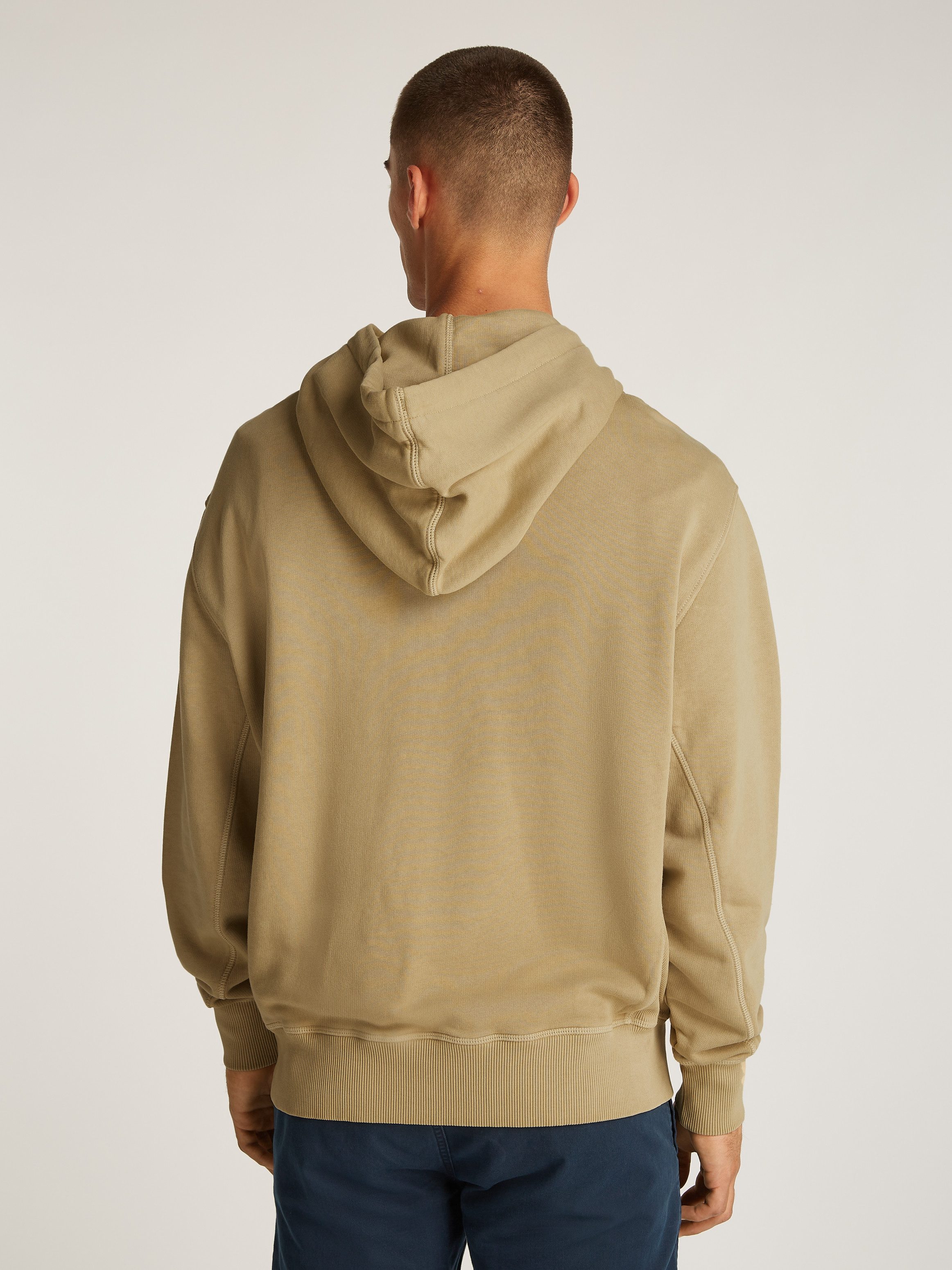 TOMMY JEANS Hoodie TJM RLX TJ LABEL HOODIE met groot logoborduursel