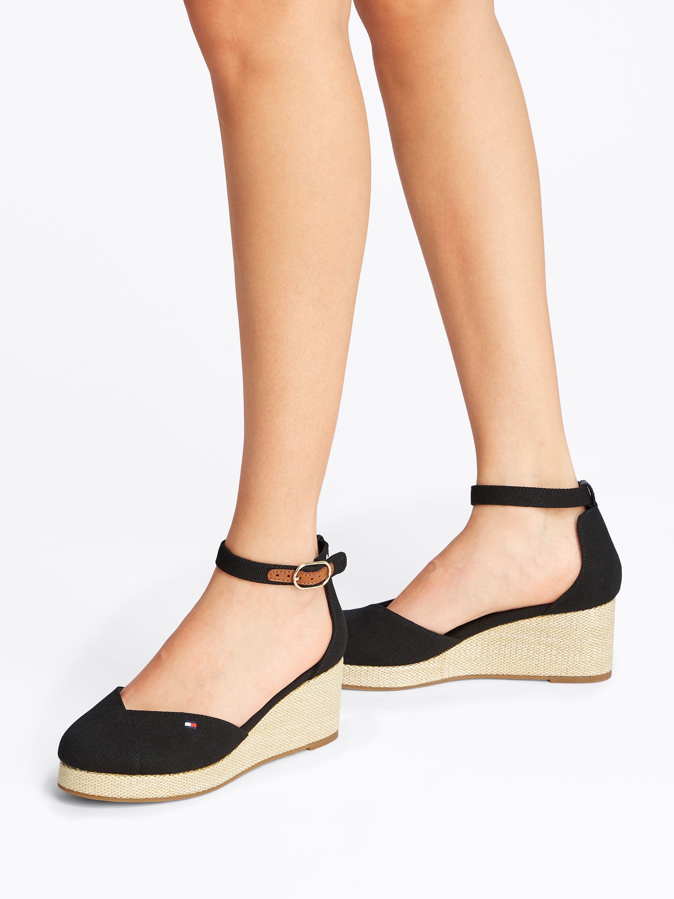 Tommy Hilfiger Sleehaksandaaltjes FLAG CLOSED TOE MID WEDGE ESPAD , bandjesandaal, zomerschoen met verstelbare gesp