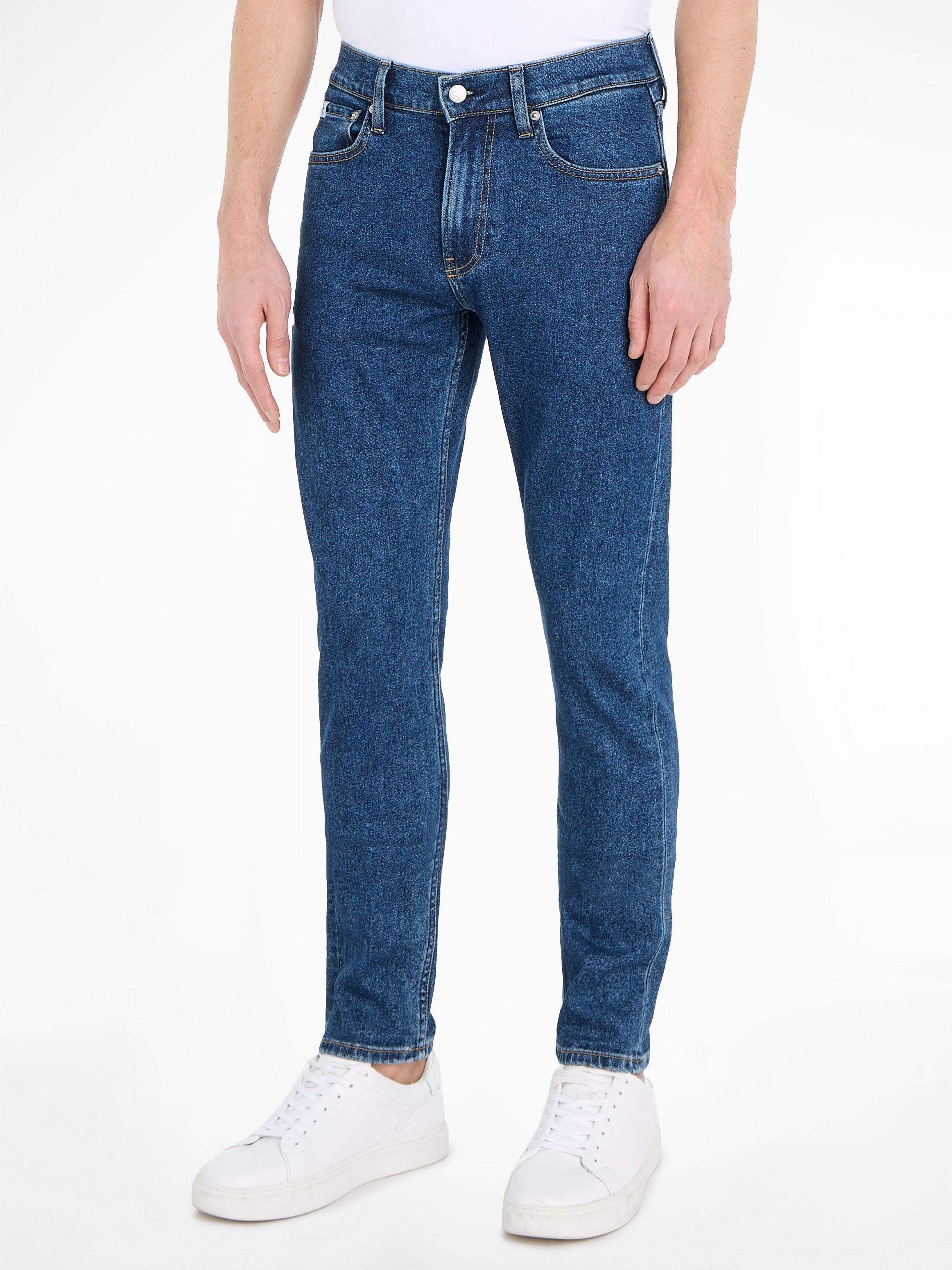 NU 20% KORTING: Calvin Klein Tapered jeans SLIM TAPER met leren badge