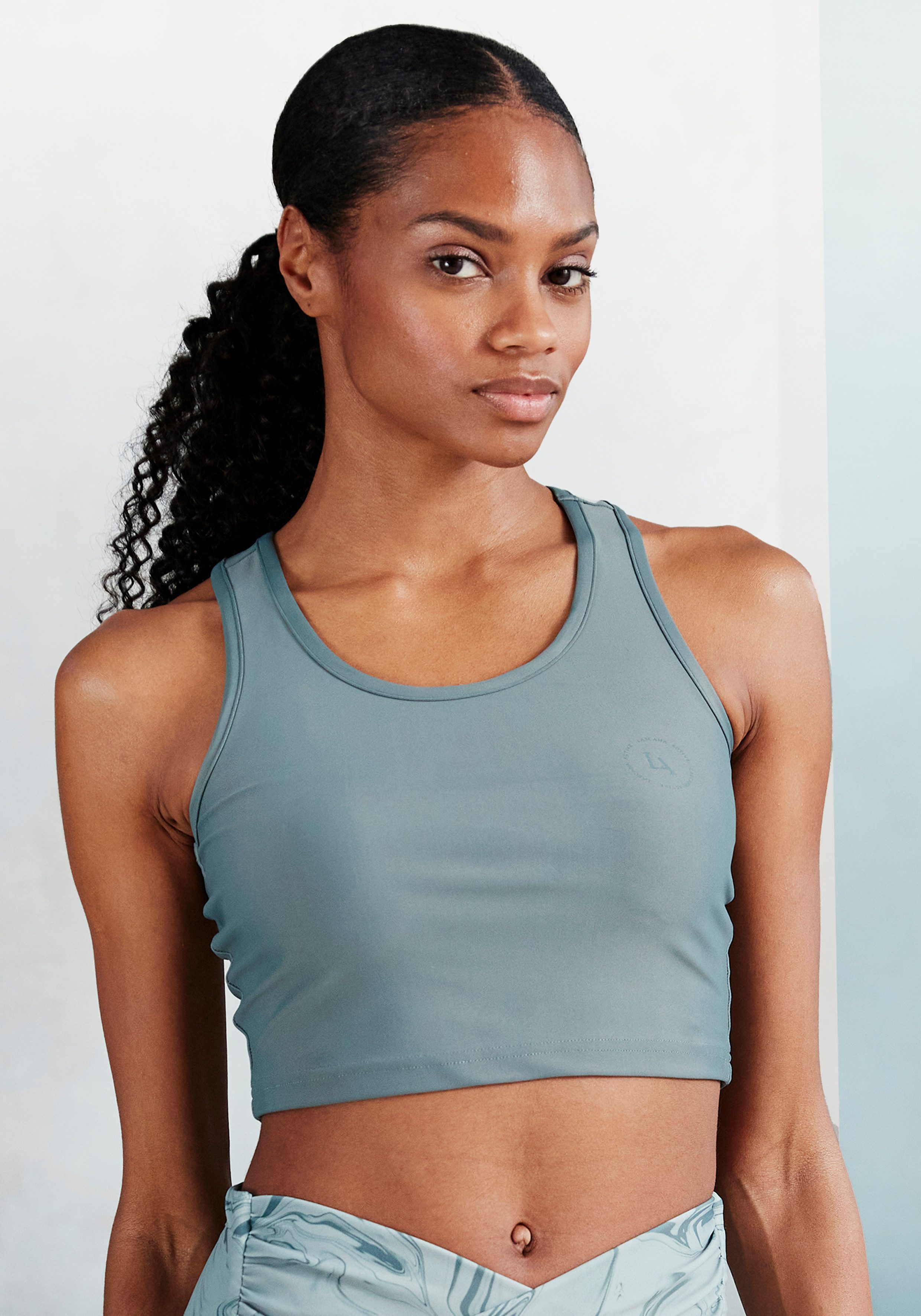 active by Lascana Crop-top Sporttop met racerback en logoprint