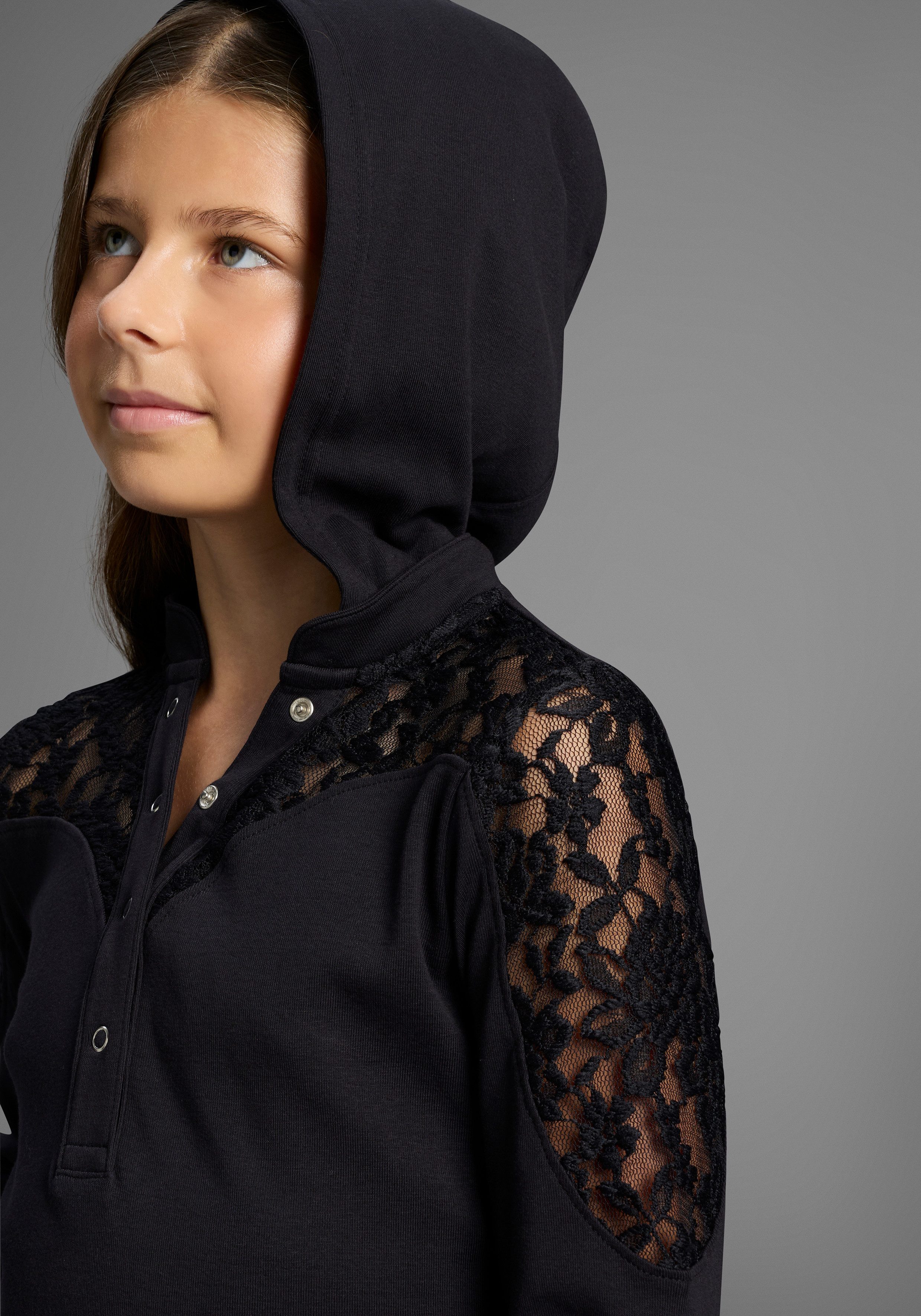 KIDSWORLD Capuchonshirt Shirt met kantinzet voor meisjes Trendy shirt met kanten inzetstuk