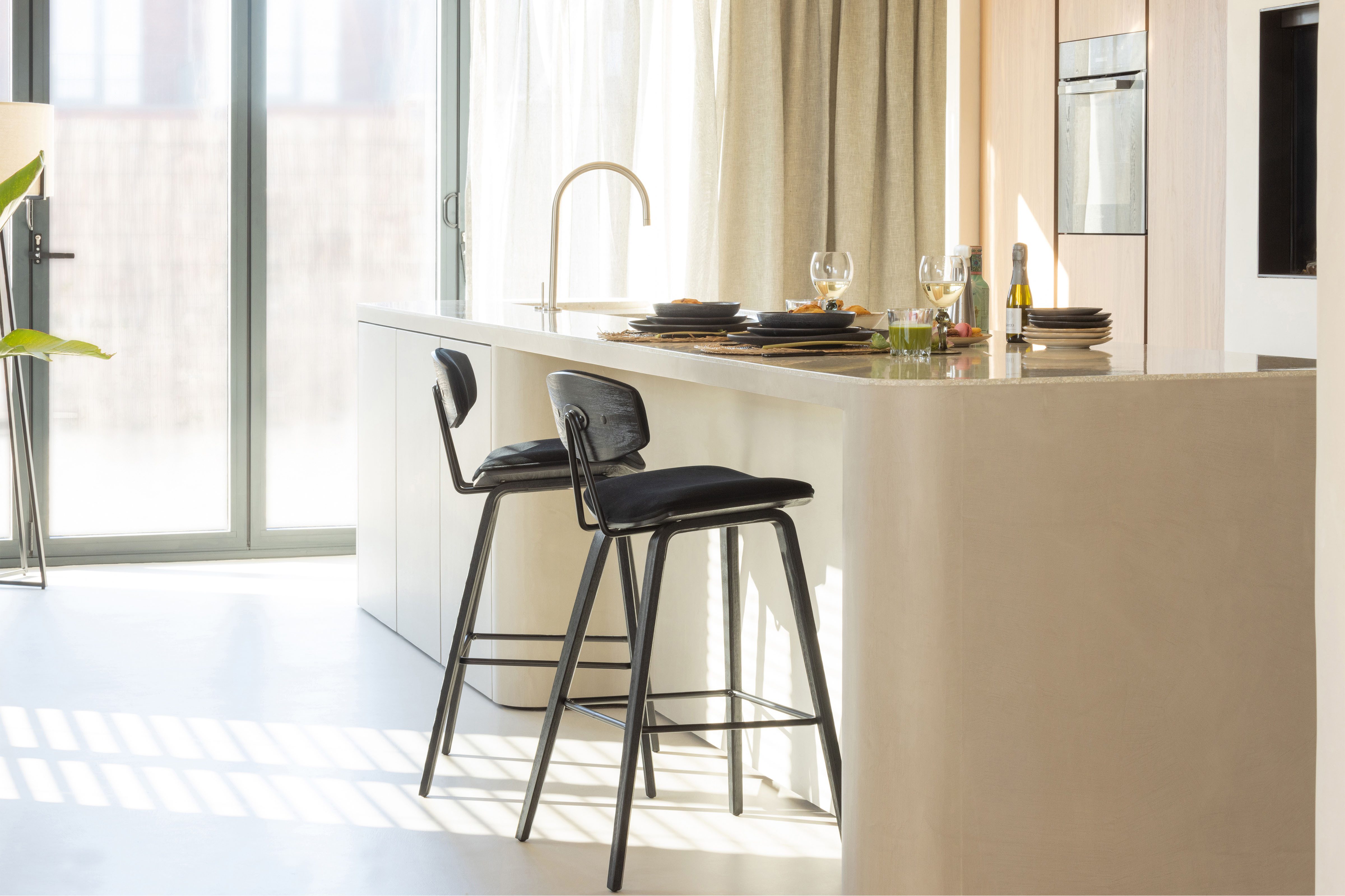 WOOOD Barkruk Senn Zitvlak van velours, H 94 cm x B 41 cm (2 stuks)