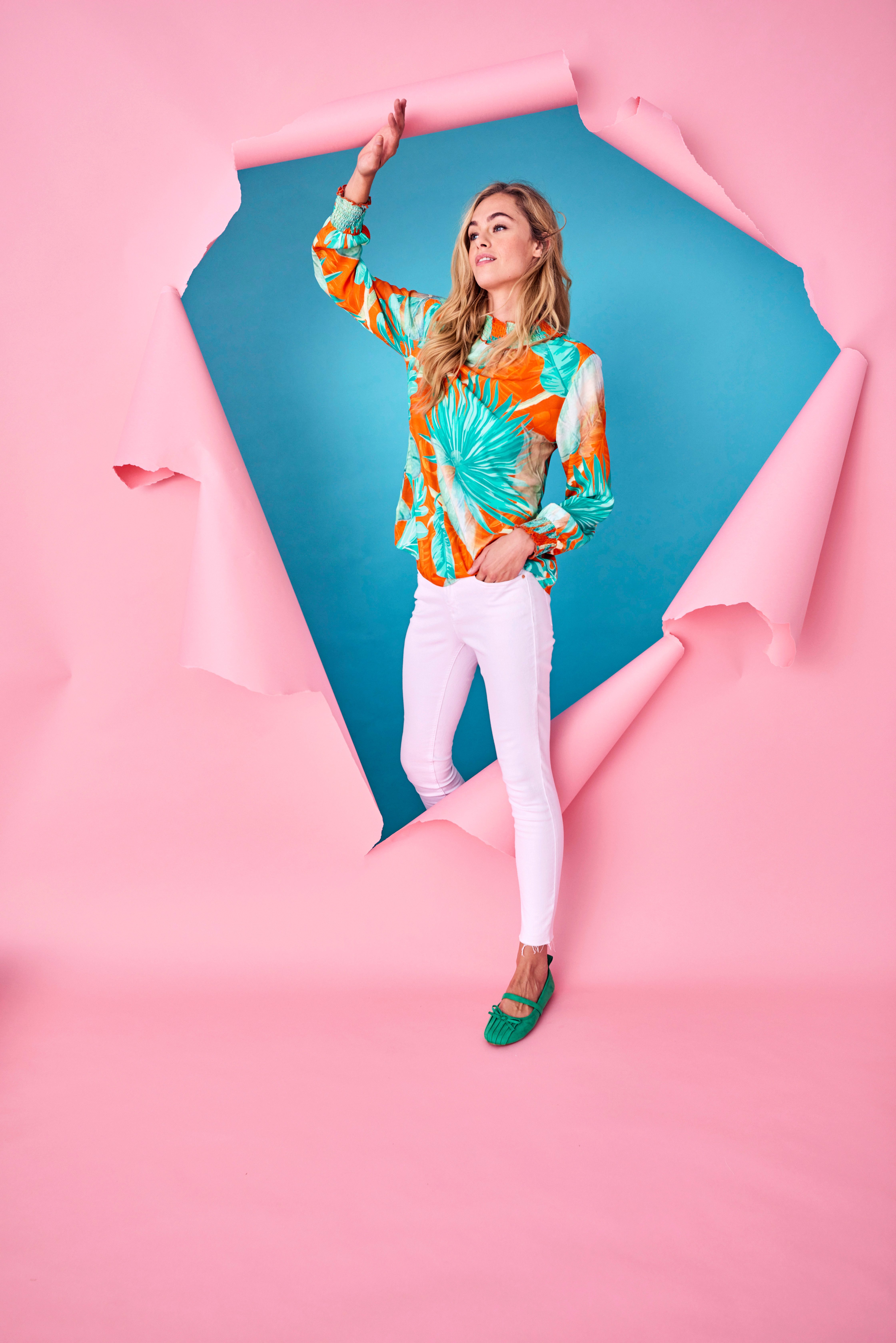 Aniston CASUAL Blouse zonder sluiting met grootvlak bladerenprint in batikdesign