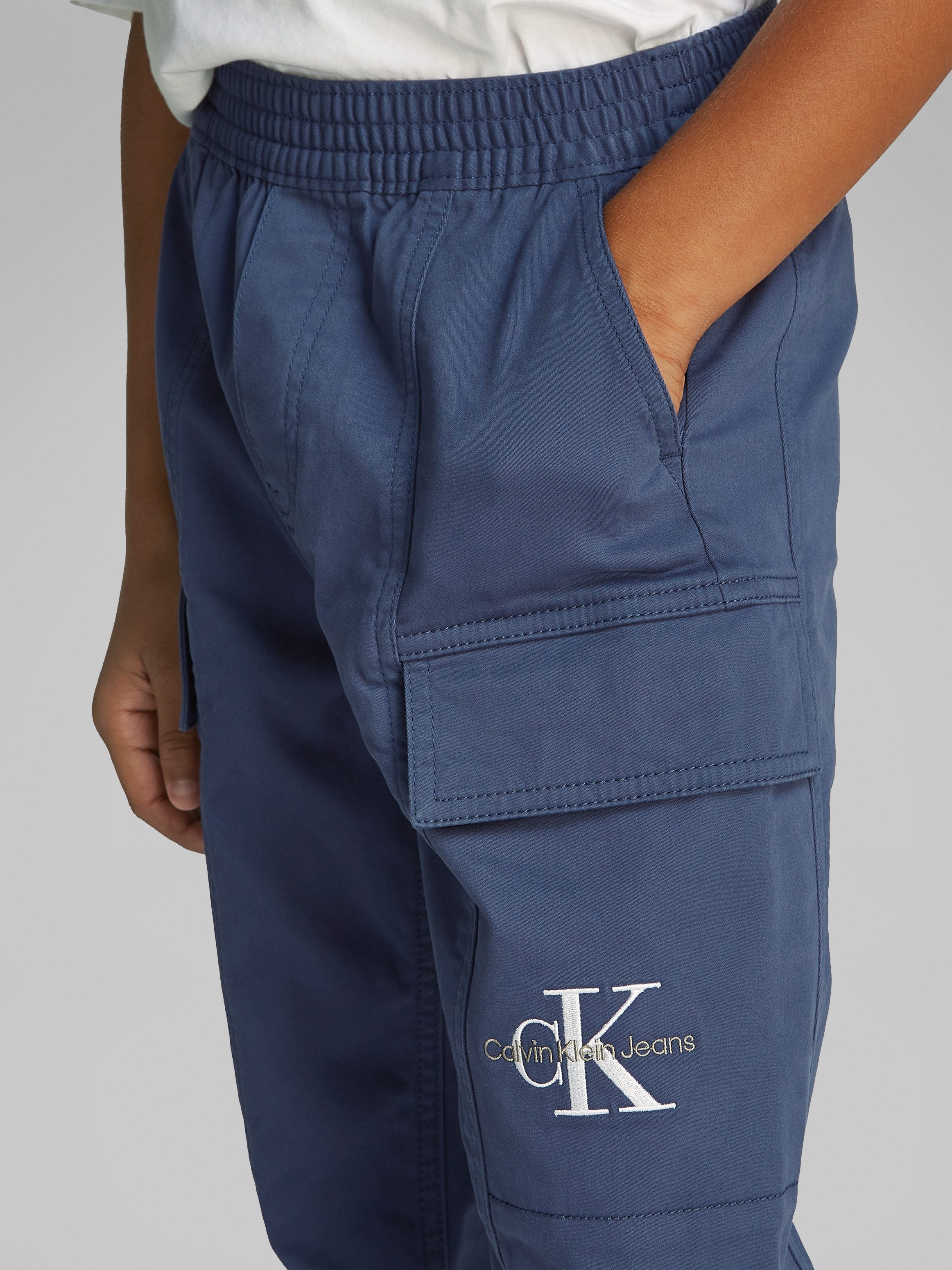Calvin Klein Sweatbroek ESSENTIAL WOVEN CARGO PANTS voor kinderen tot 16 jaar met logo-print