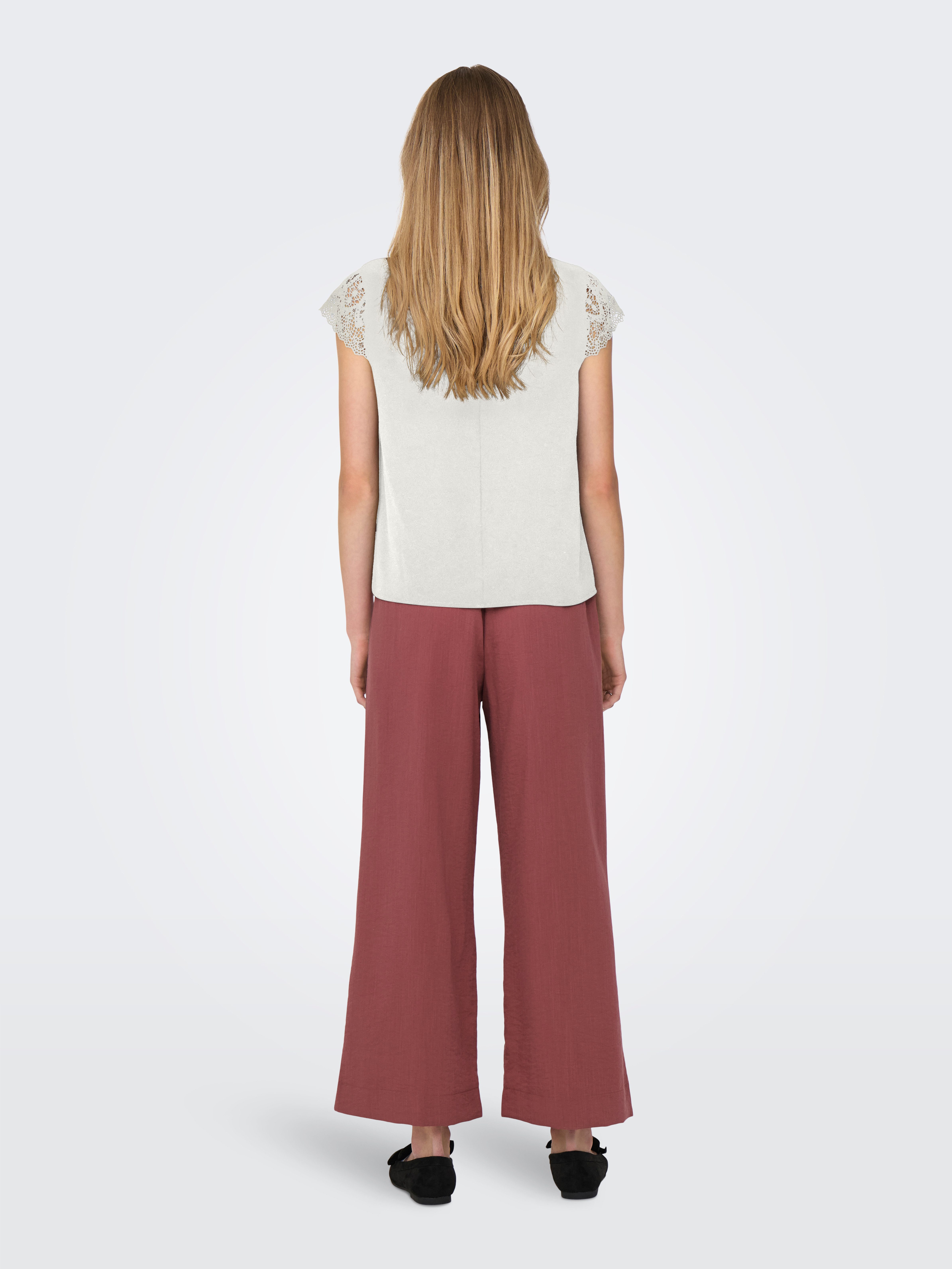 Only Shirt met korte mouwen ONLELVA FR S/S LACE V-NECK TOP CS PTM