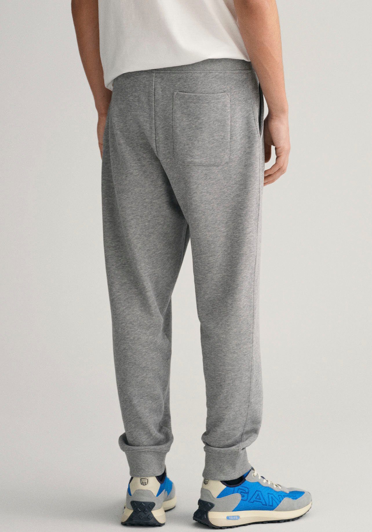 Gant Sweatbroek REG SHIELD SWEATPANTS met logo-borduurwerk onder de boord heren joggingbroeken maat XXXL grijs