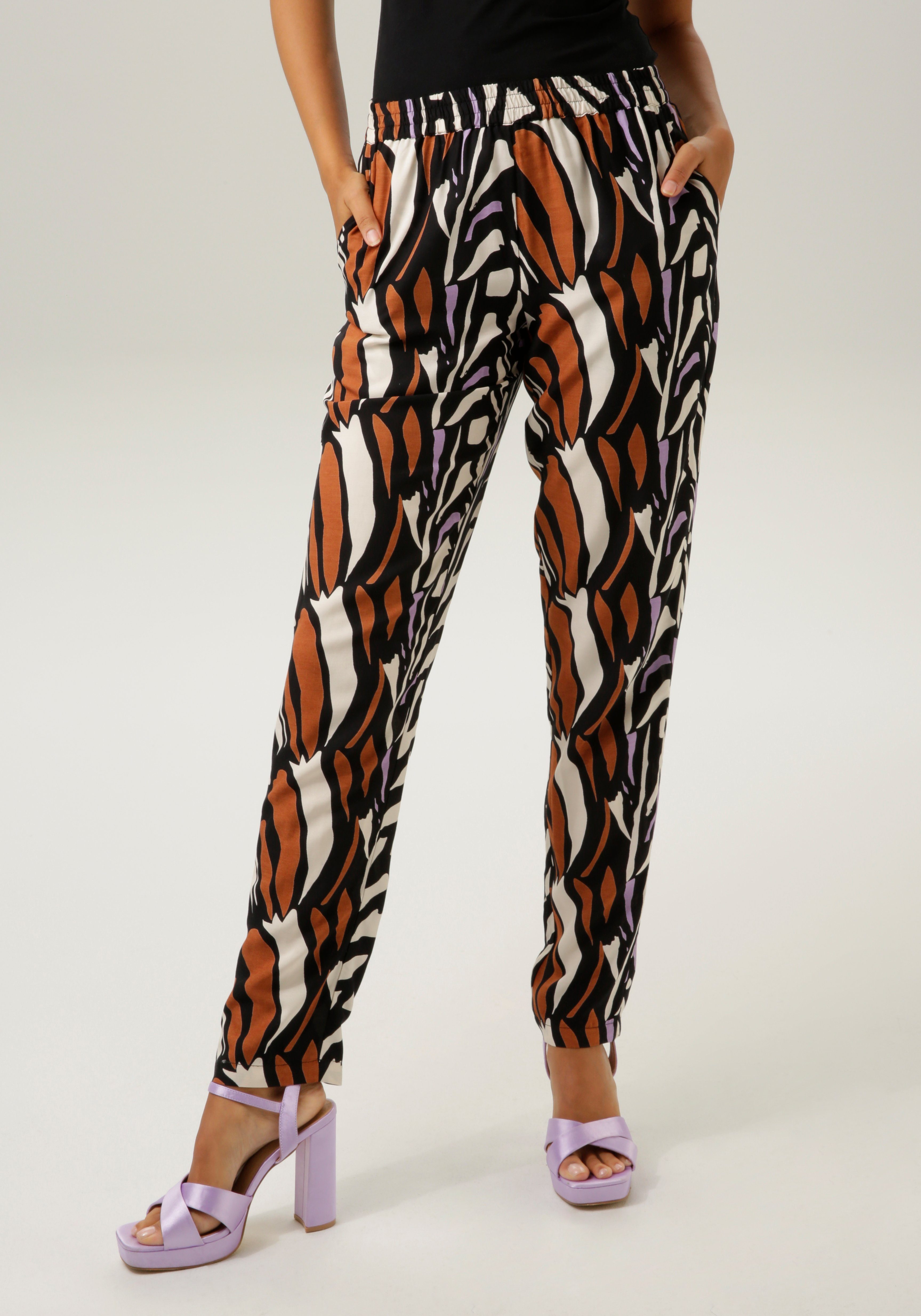 Aniston CASUAL Comfortbroek met trendy kleuren, grafische print