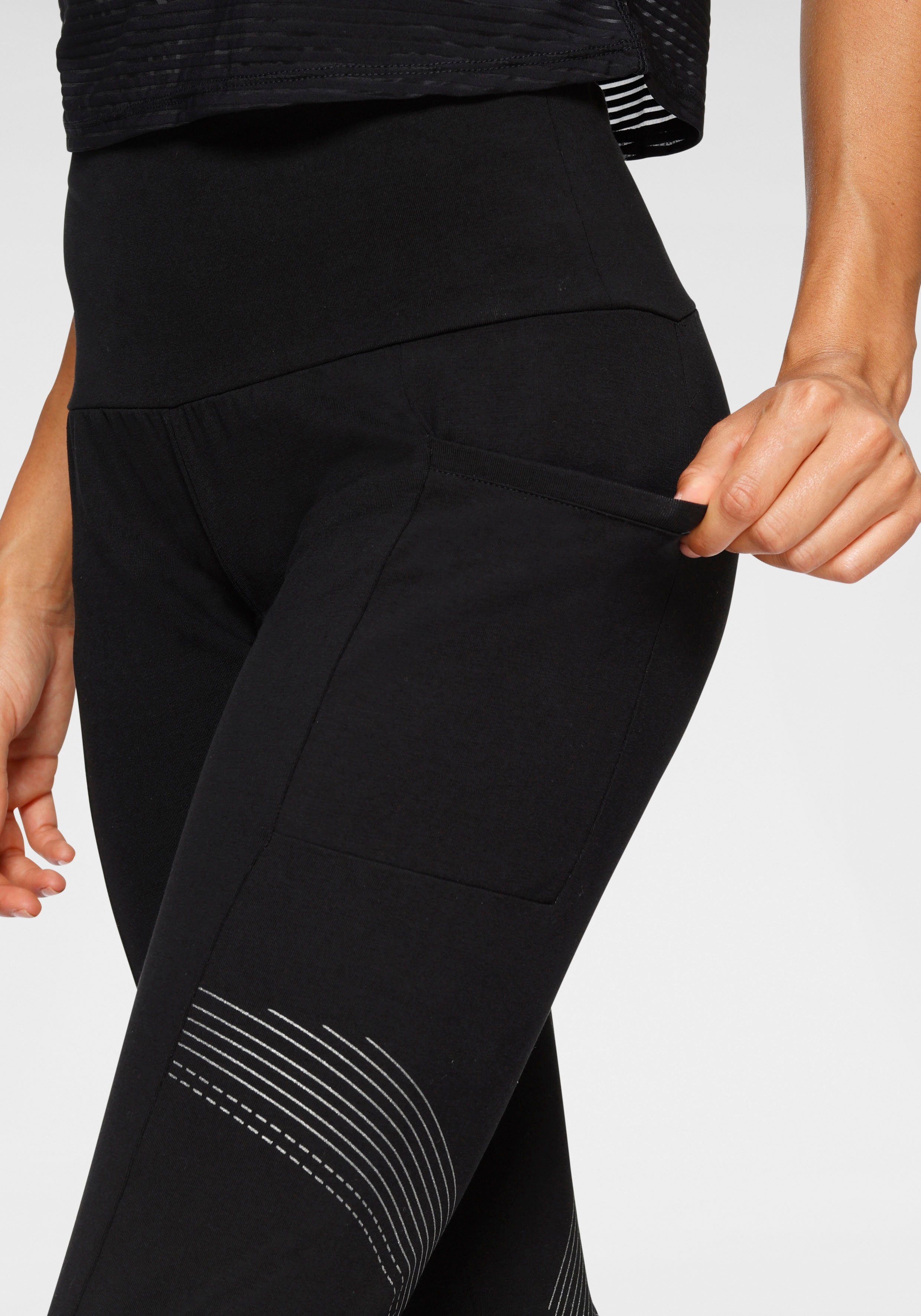 active by Lascana Caprilegging met optisch reflecterende print en tasje voor de mobiele telefoon