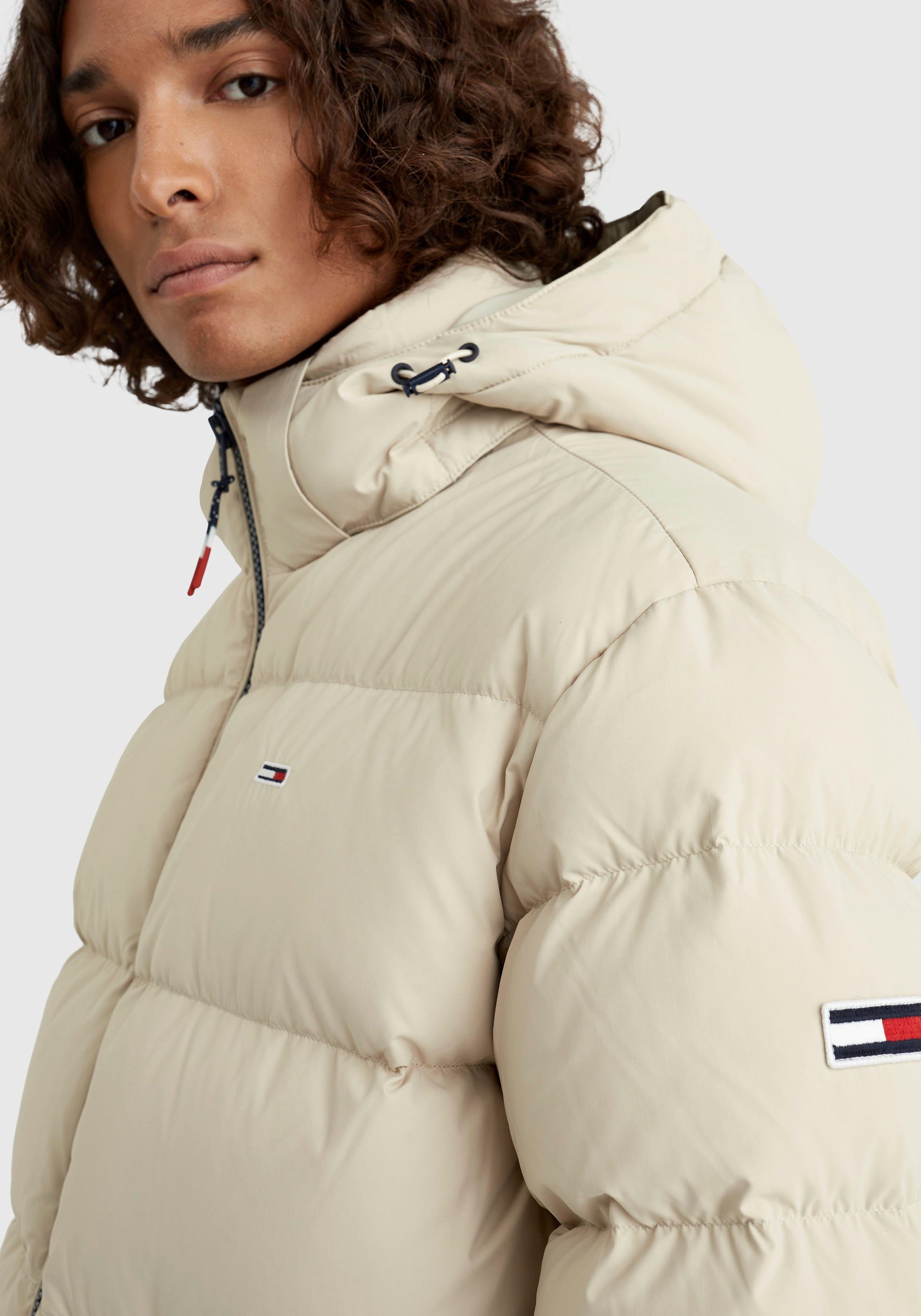 TOMMY JEANS Donsjack TJM ESSENTIAL DOWN JACKET met koord en stoppertjes aan de capuchon