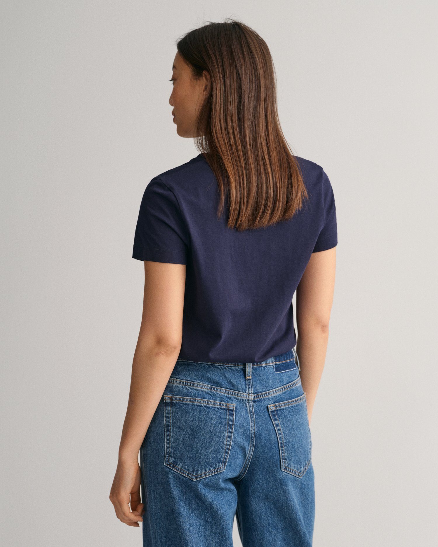 Gant T-shirt REG SHIELD KA V-NECK T-SHIRT met een klein geborduurd logo op de borst