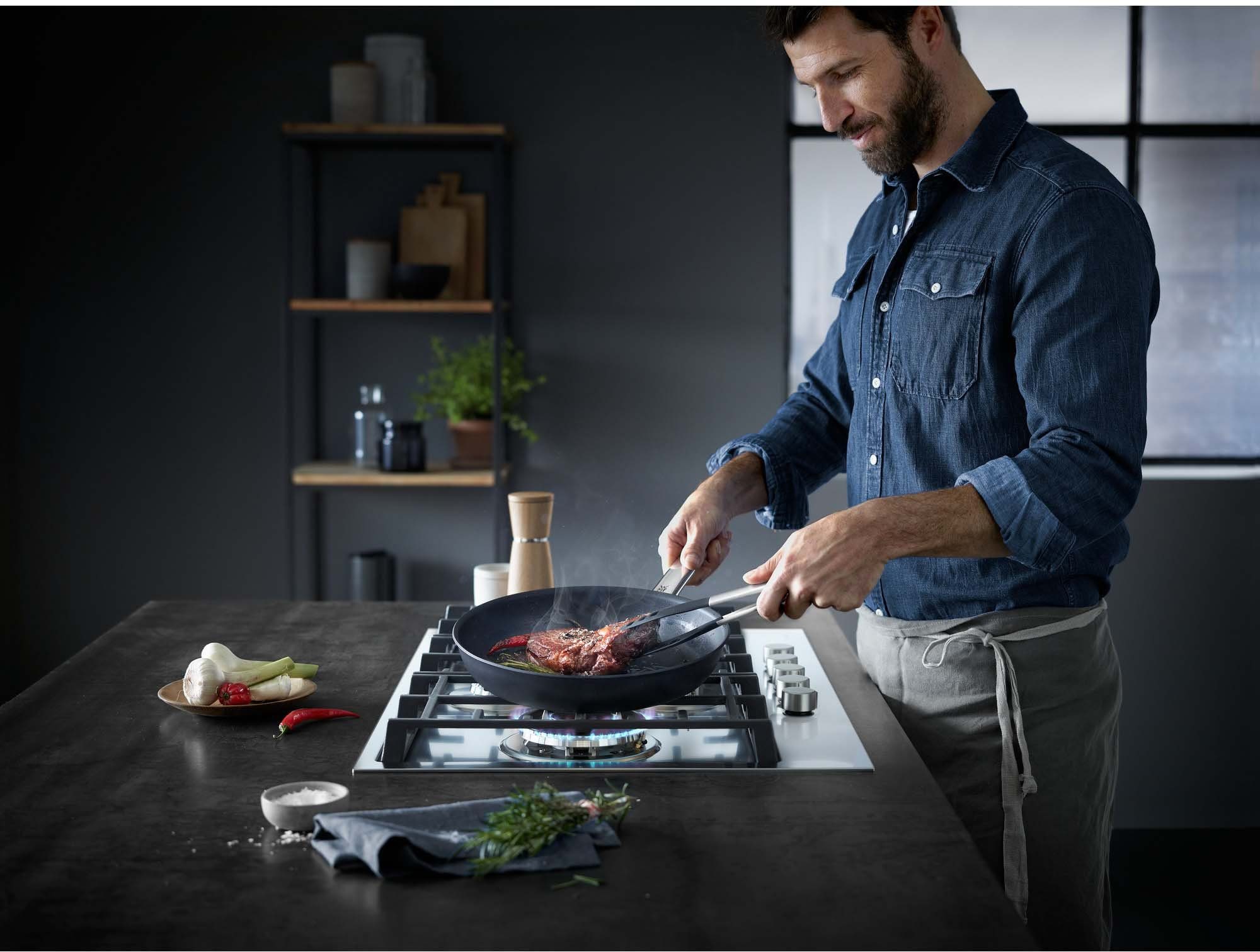 WMF Koekenpan Steak Profi, pan inductie met antiaanbaklaag, Made in Germany energiezuinig, snel opwarmen, geschikt voor alle soorten fornuizen