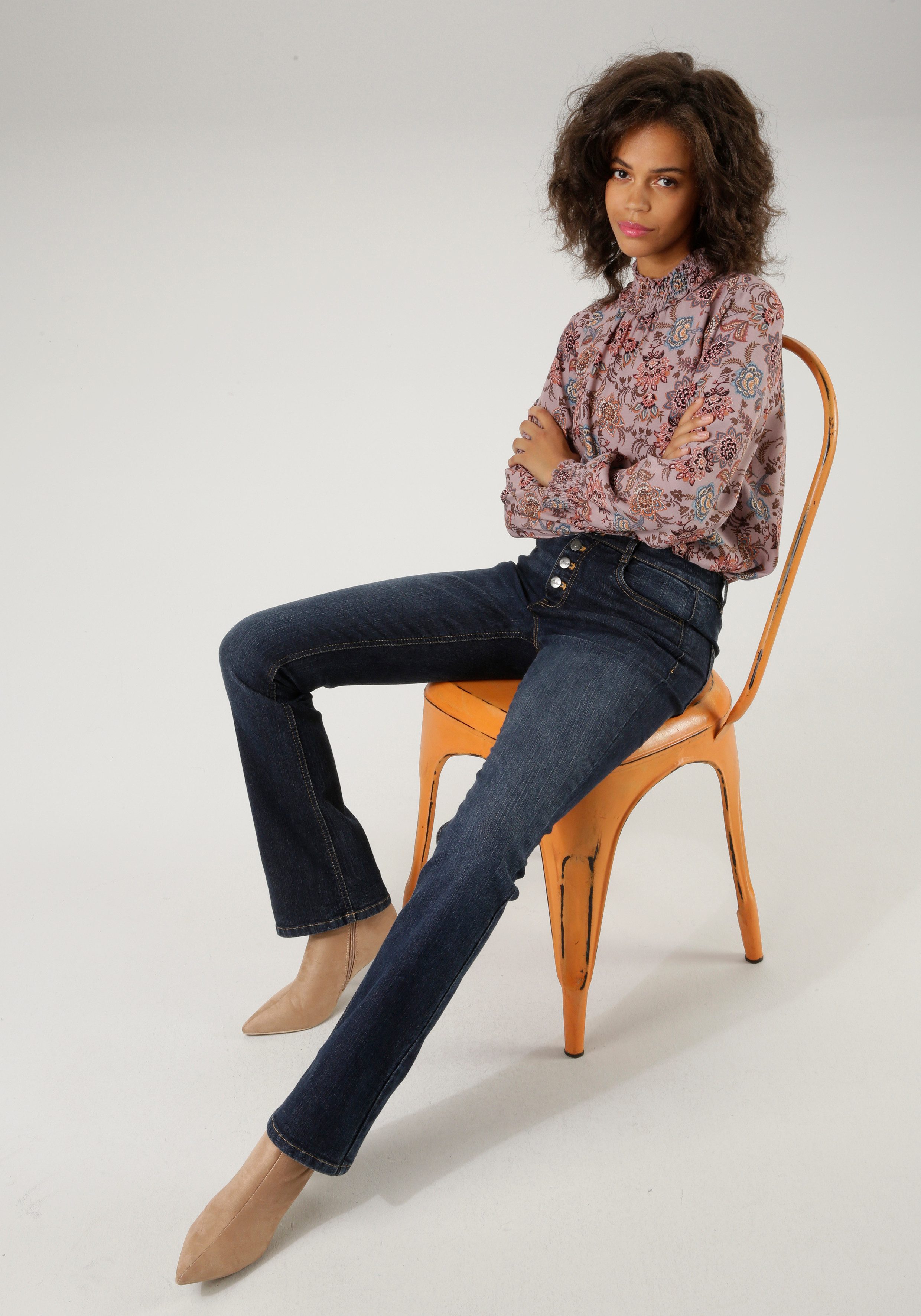 Aniston CASUAL Bootcut jeans met decoratieve knoopsluiting