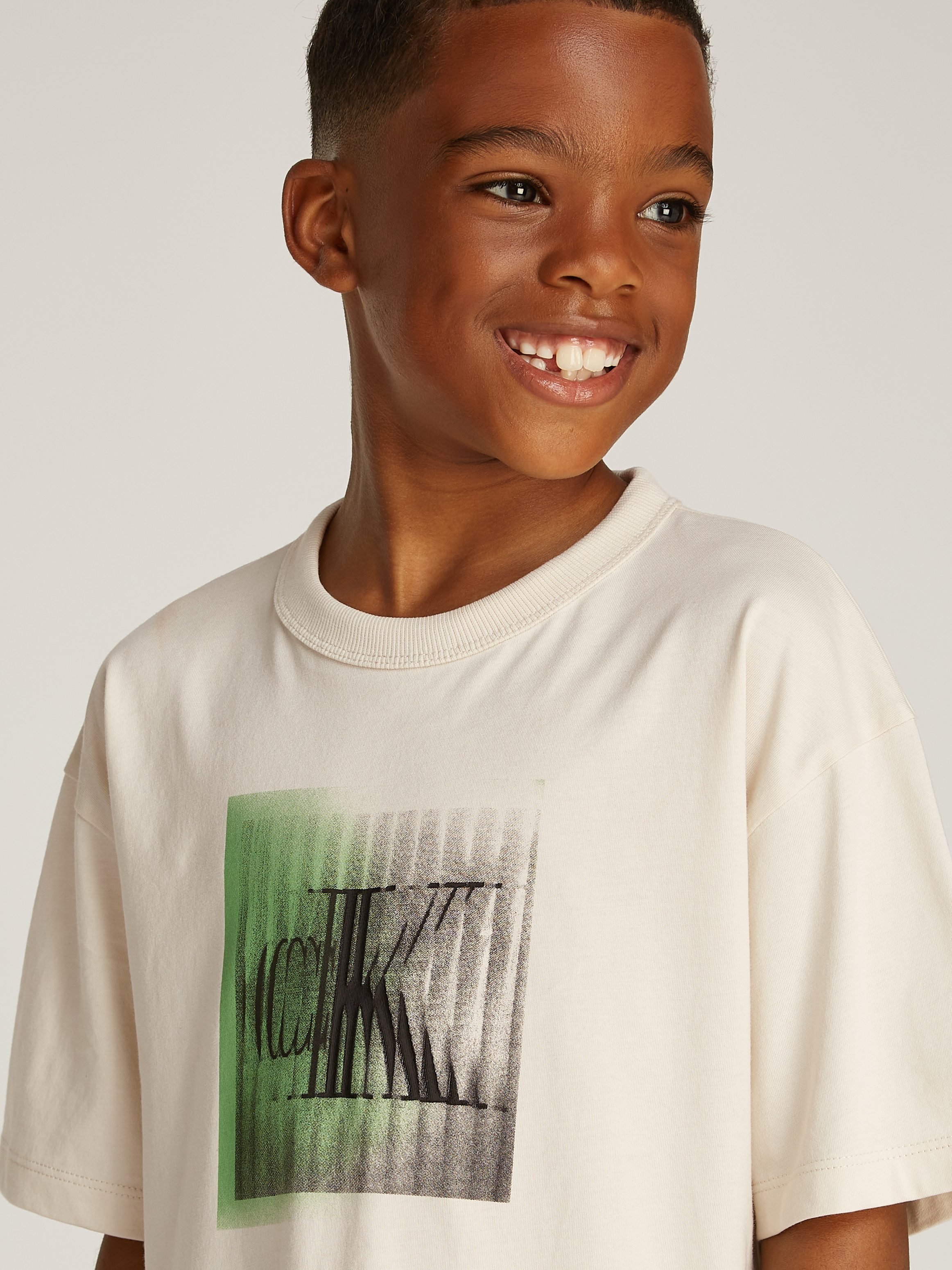 Calvin Klein Shirt met ronde hals LARGE SHIFTED CK SS T-SHIRT voor kinderen tot 16 jaar met logo-opdruk