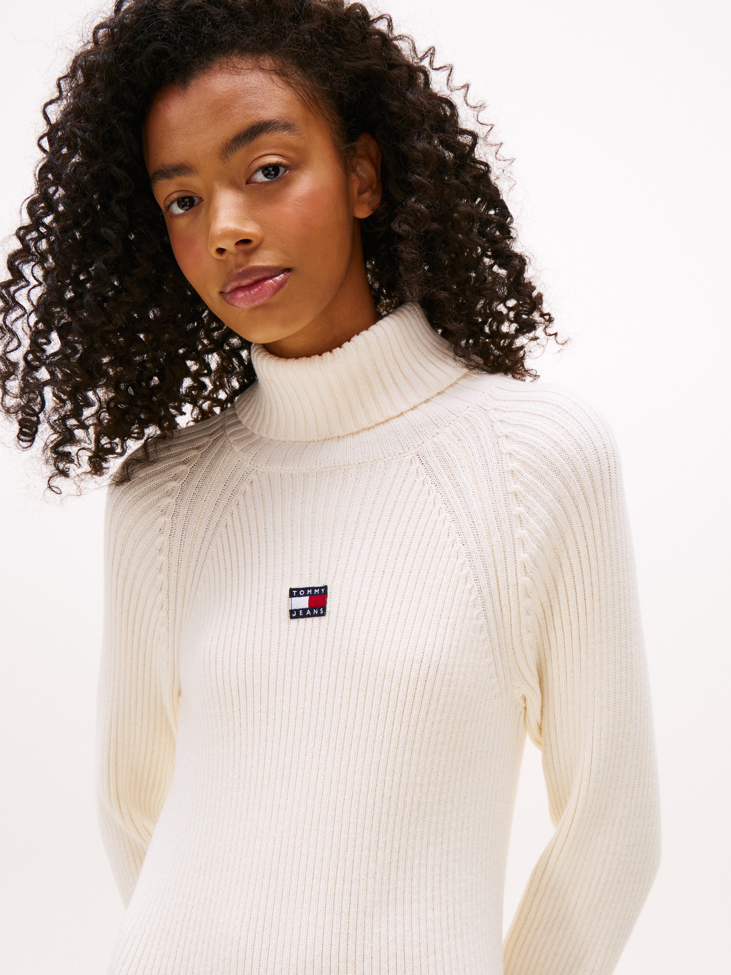 TOMMY JEANS Gebreide jurk TJW MOCKNECK BADGE SWEATER DRESS