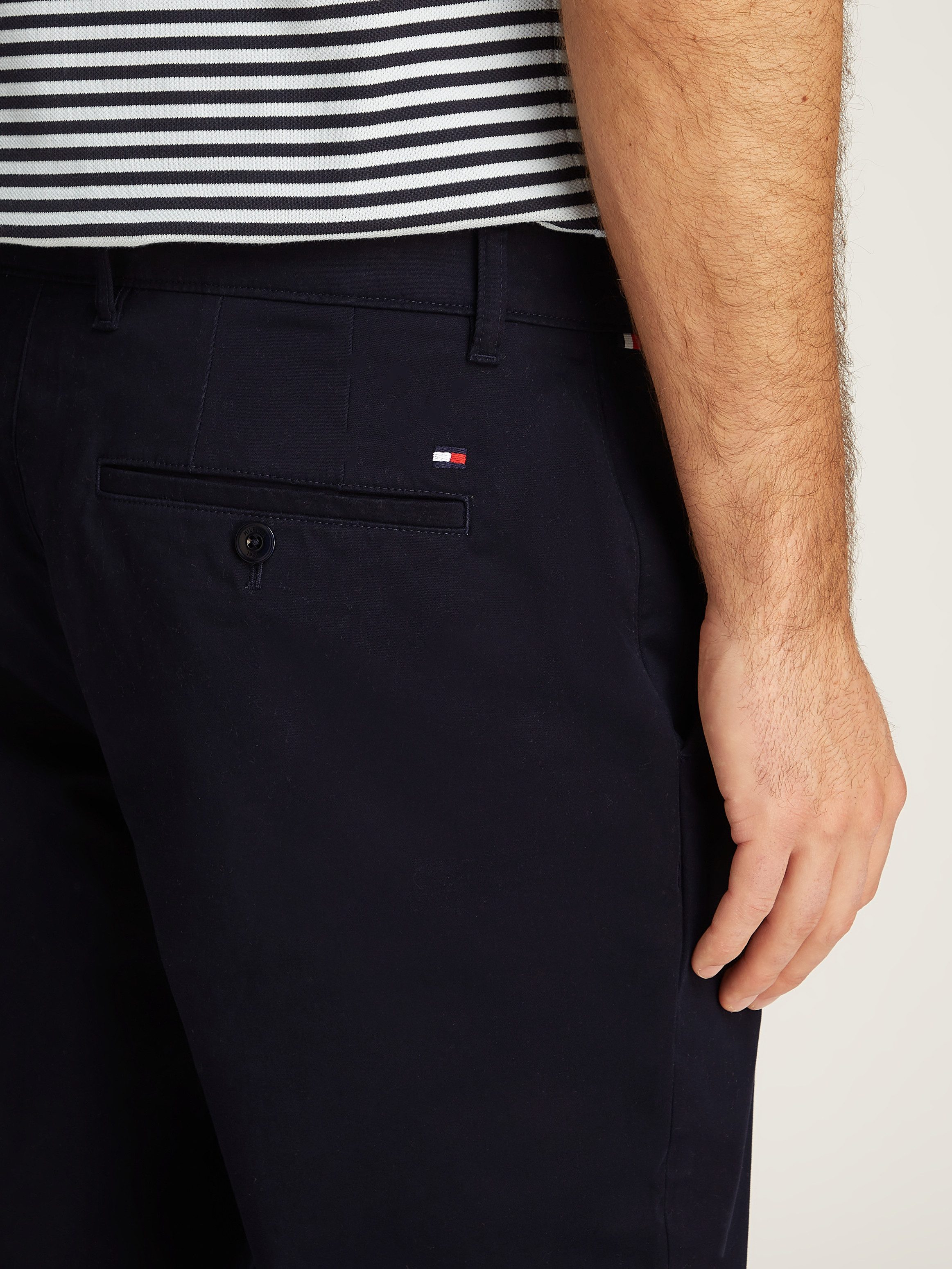 Tommy Hilfiger Chino DENTON CHINO SATIN met achterzakken met knoop logo-borduursel