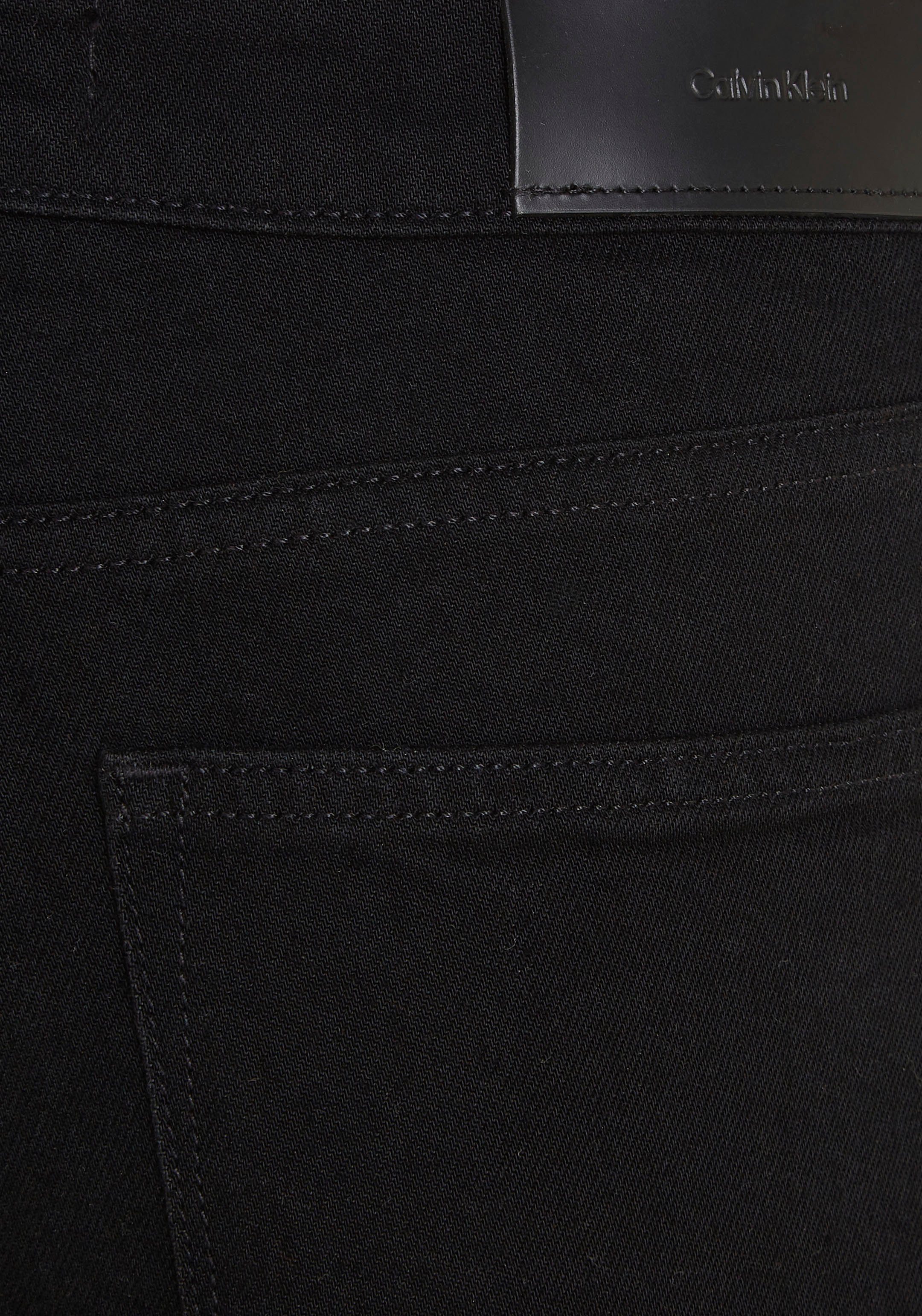 Calvin Klein Slim fit jeans MR SLIM - SOFT BLACK met leren merklabel aan de achterkant van de tailleband