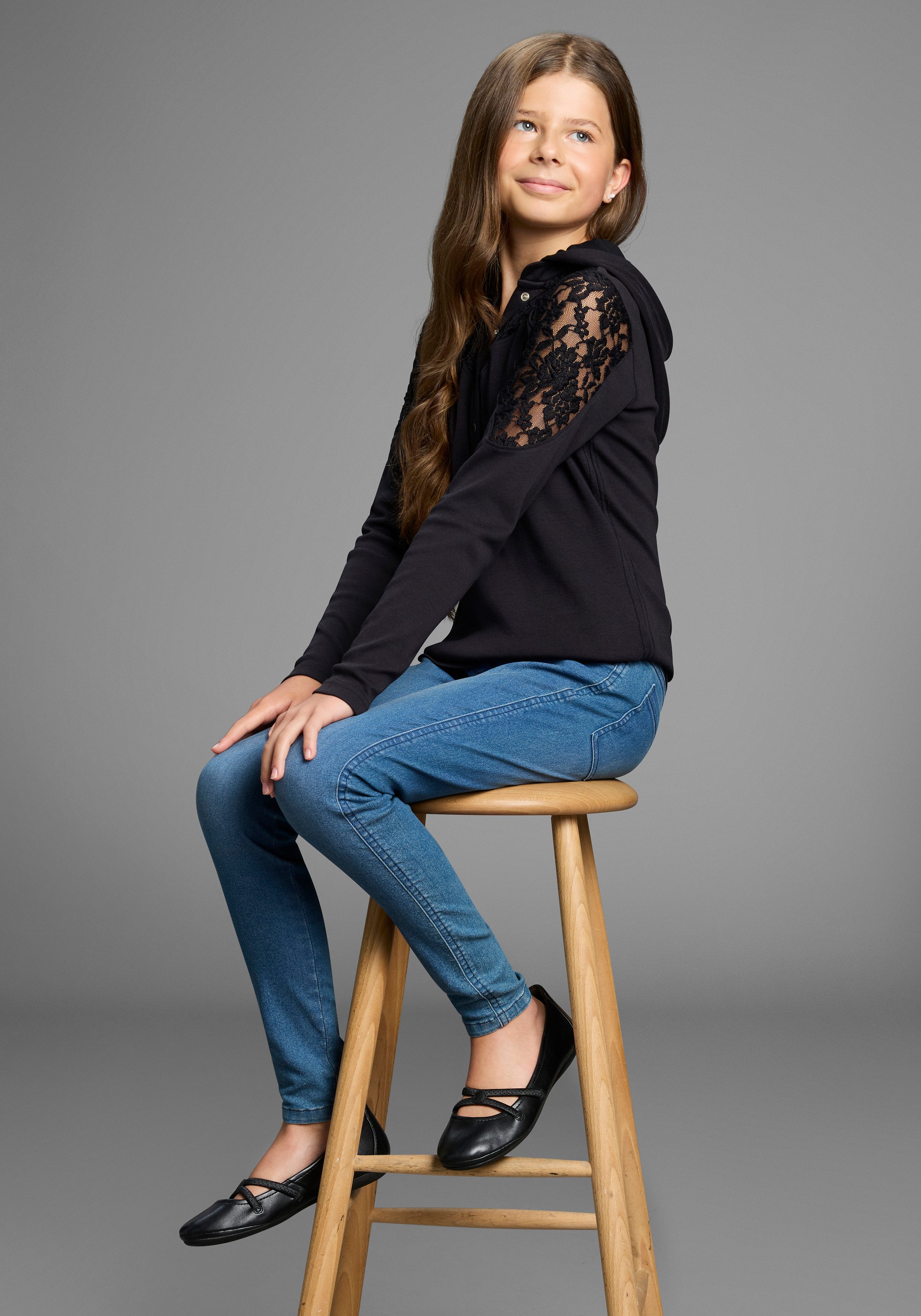 KIDSWORLD Capuchonshirt Shirt met kantinzet voor meisjes Trendy shirt met kanten inzetstuk