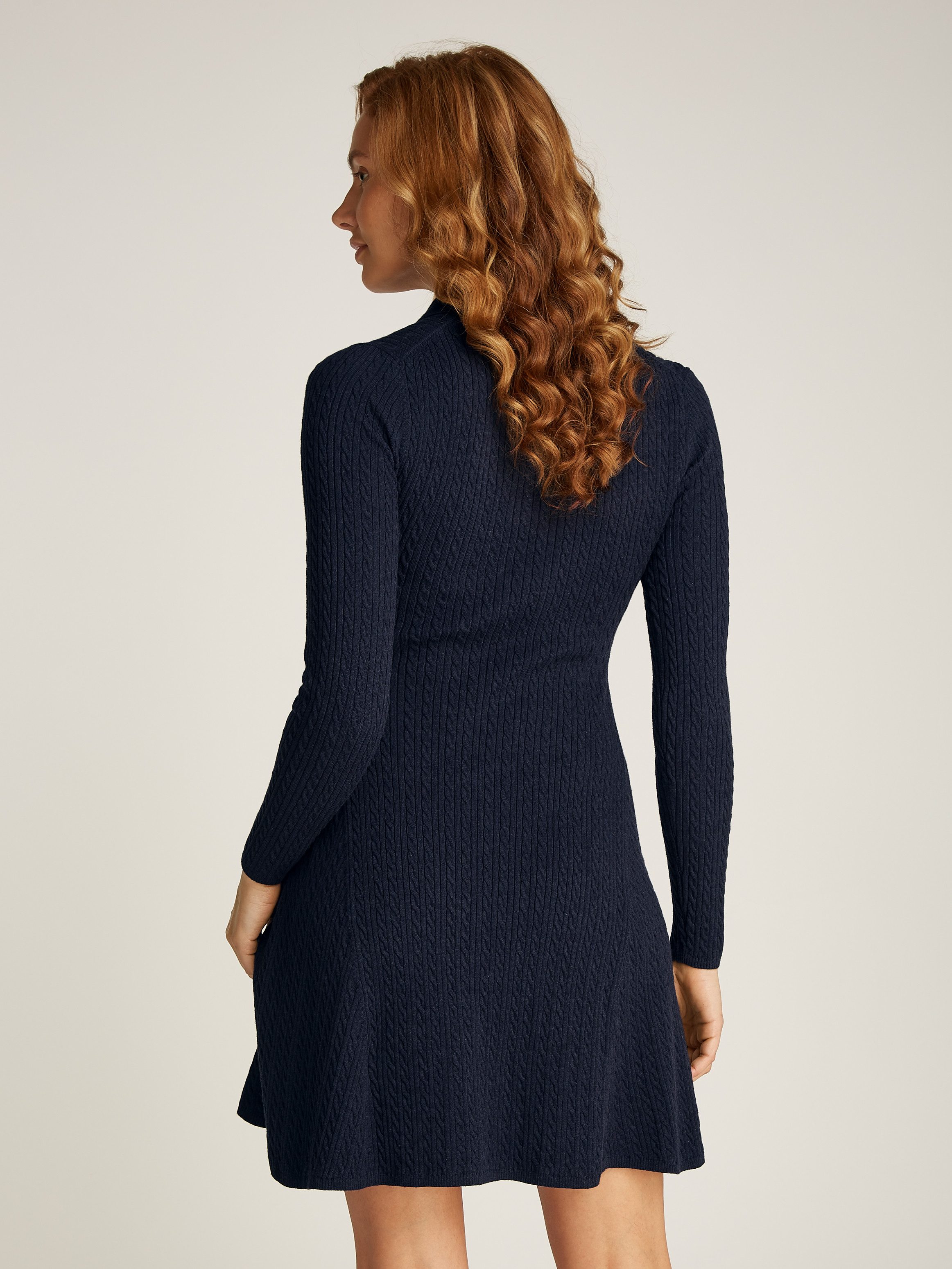 TOMMY JEANS Gebreide jurk TJW F&F POLO CABLE SWEATER DRESS met klein kabelpatroon polokraag