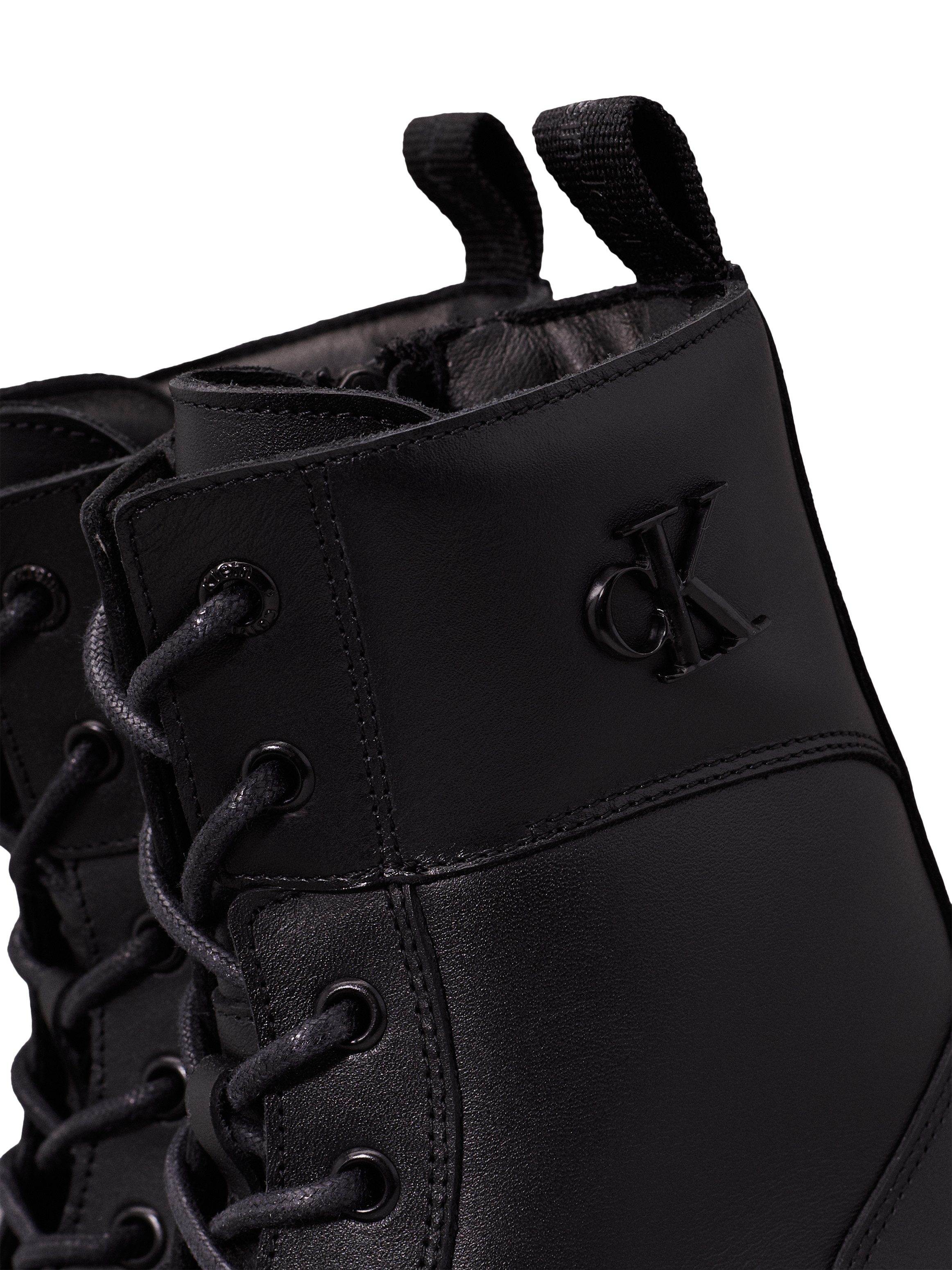 Calvin Klein Veterschoenen COMBAT BOOT MID ZIP LTH IN CALF blokhak, veterschoen, enkellaars met zij ck-sieraad