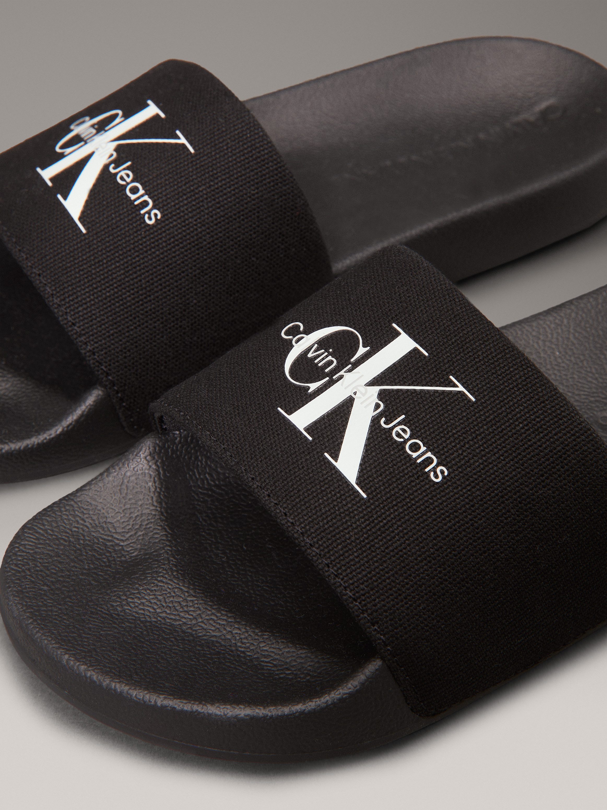 Calvin Klein Slippers SLIDE MONOGRAM WMNS , badschoen, slippers, zomerpantolette, strandschoen om in te stappen