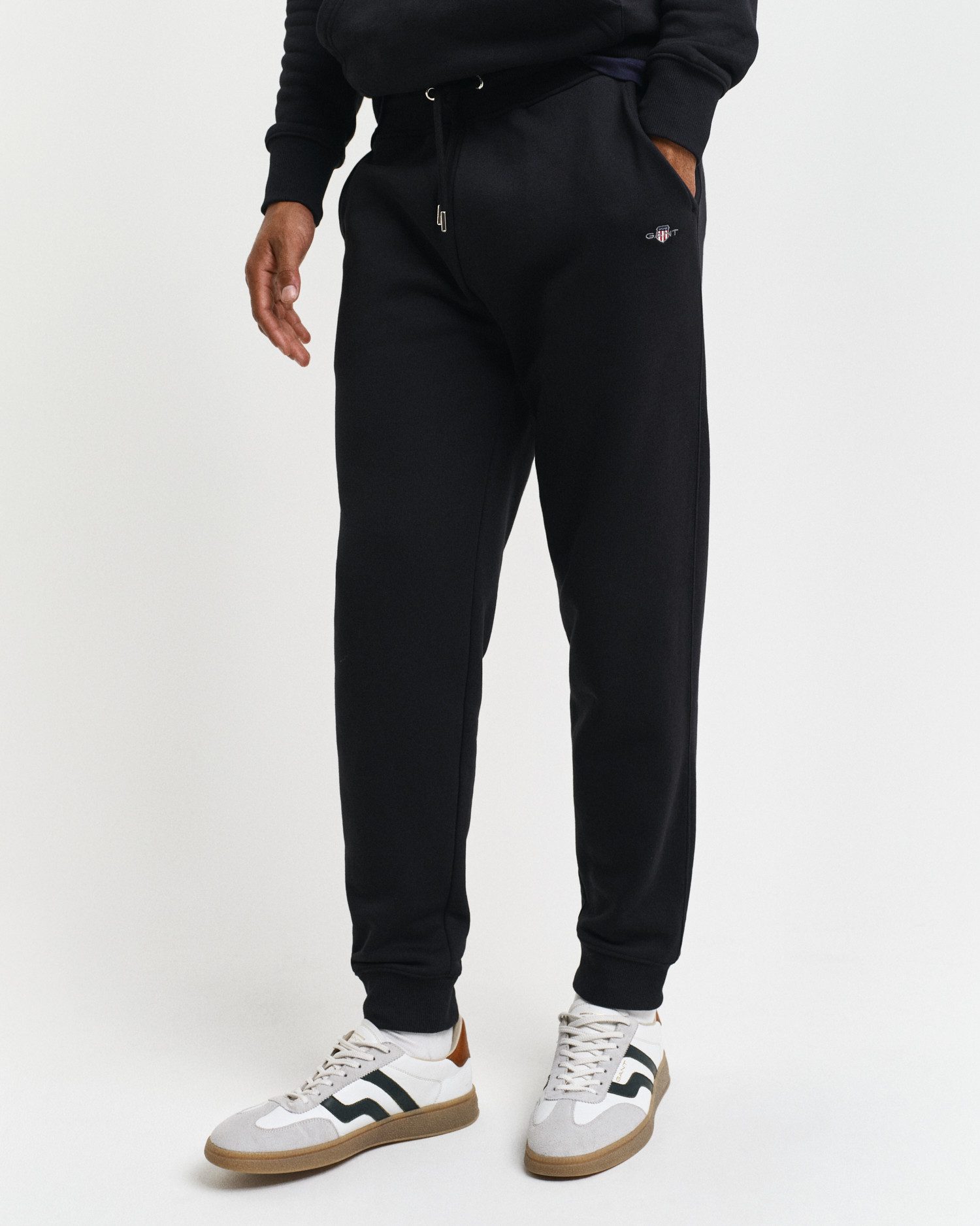 Gant Sweatbroek REG SHIELD SWEATPANTS met logo-borduurwerk onder de boord heren joggingbroeken maat XXL zwart