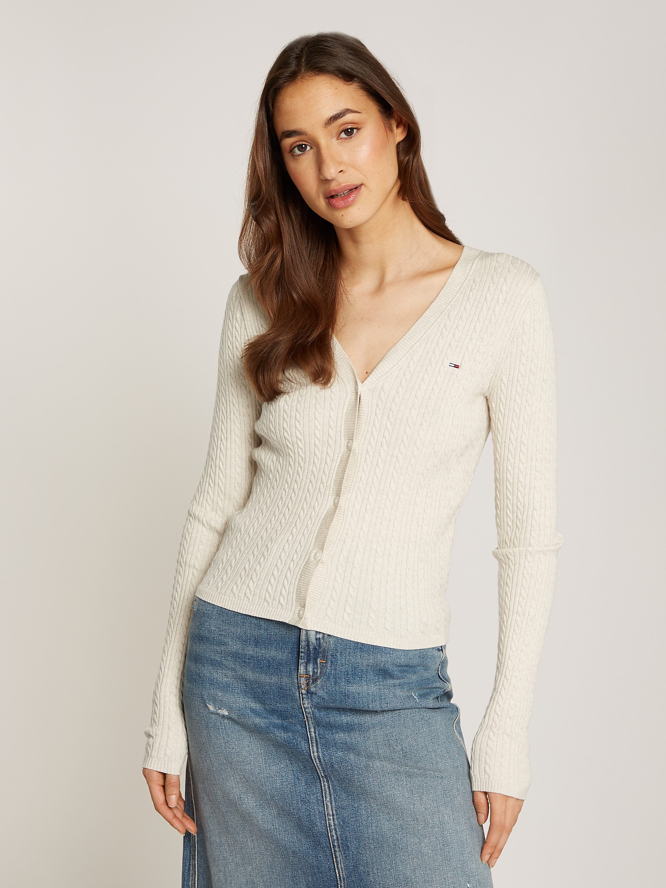 TOMMY JEANS Vest TJW CABLE ESSENTIAL CARDIGAN met kabelpatroon, logo-borduursel