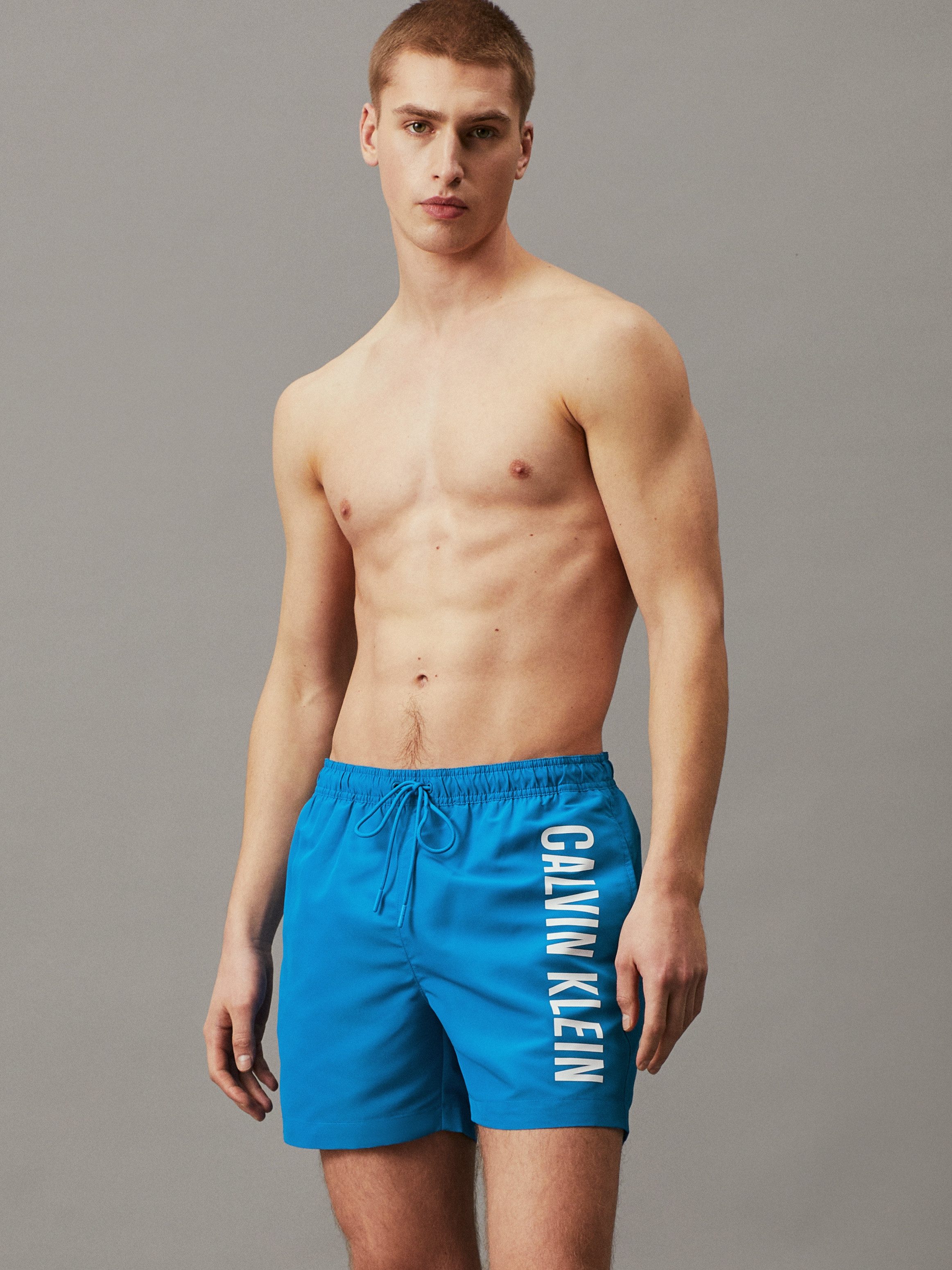 Calvin Klein Swimwear Zwemshort MEDIUM DRAWSTRING met contrasterende logo-opdruk op de pijp