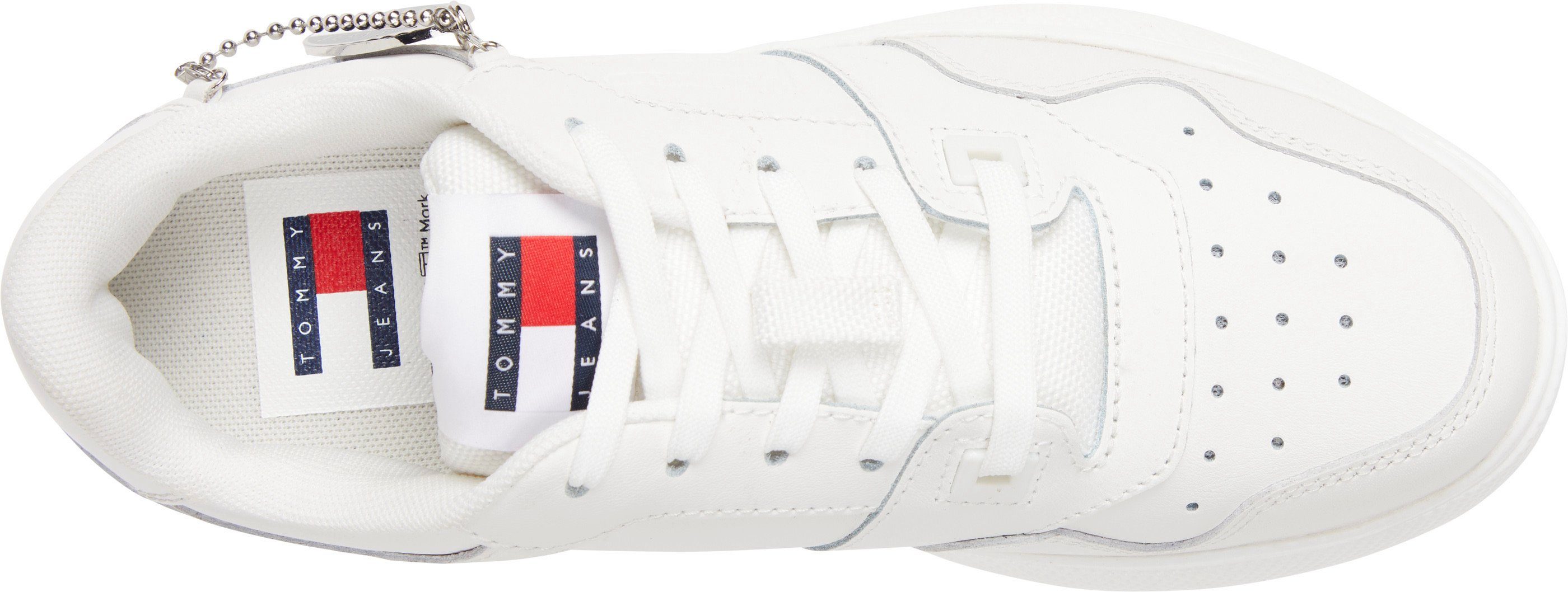 TOMMY JEANS Sneakers met sleehak TJW RETRO BASKET FLATFORM CHARM met tommy jeans sierelement, vrijetijdsschoen, lage schoen, veterschoen