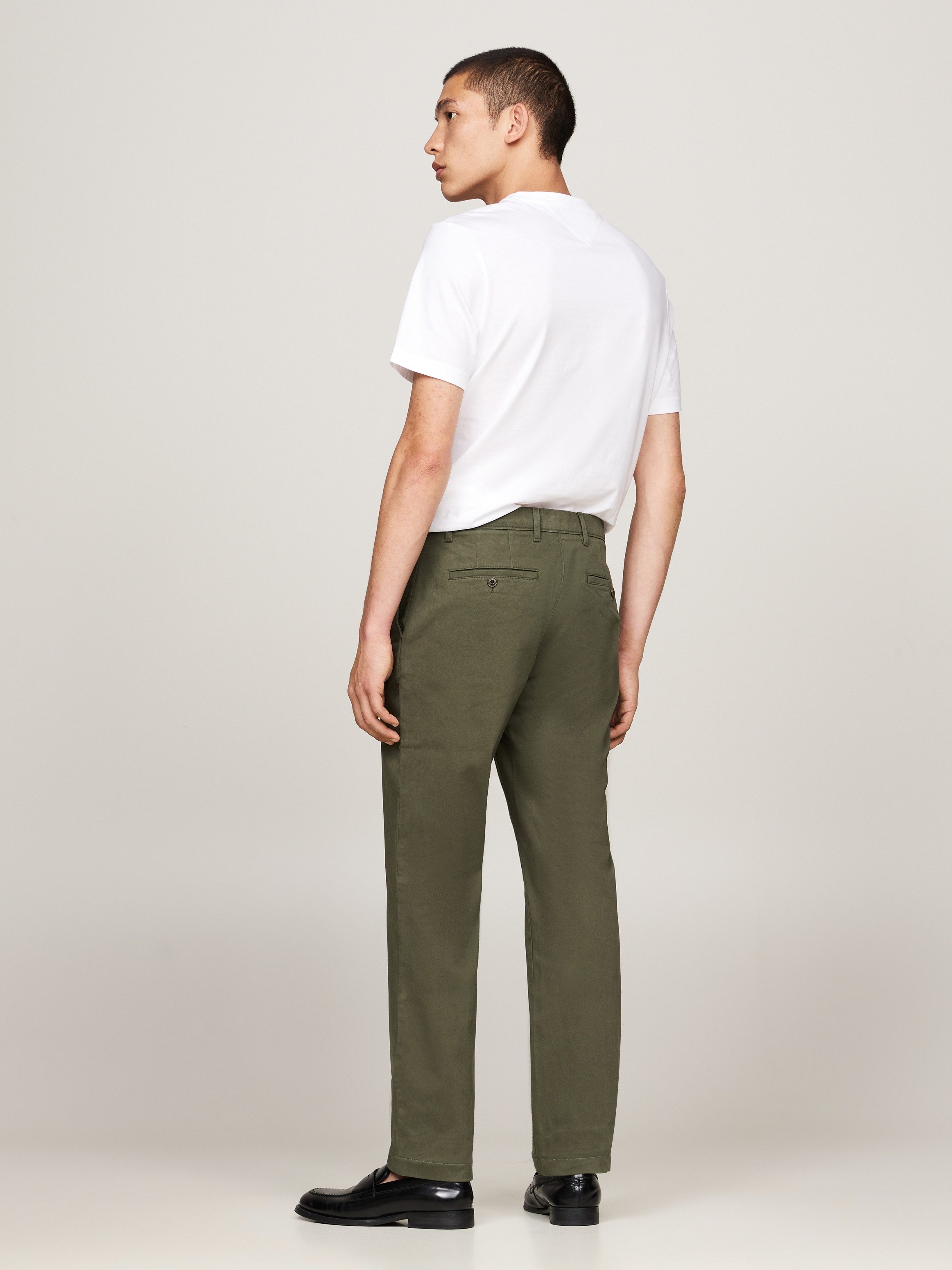 Tommy Hilfiger Chino DENTON CHINO SATIN met achterzakken met knoop, logo-borduursel