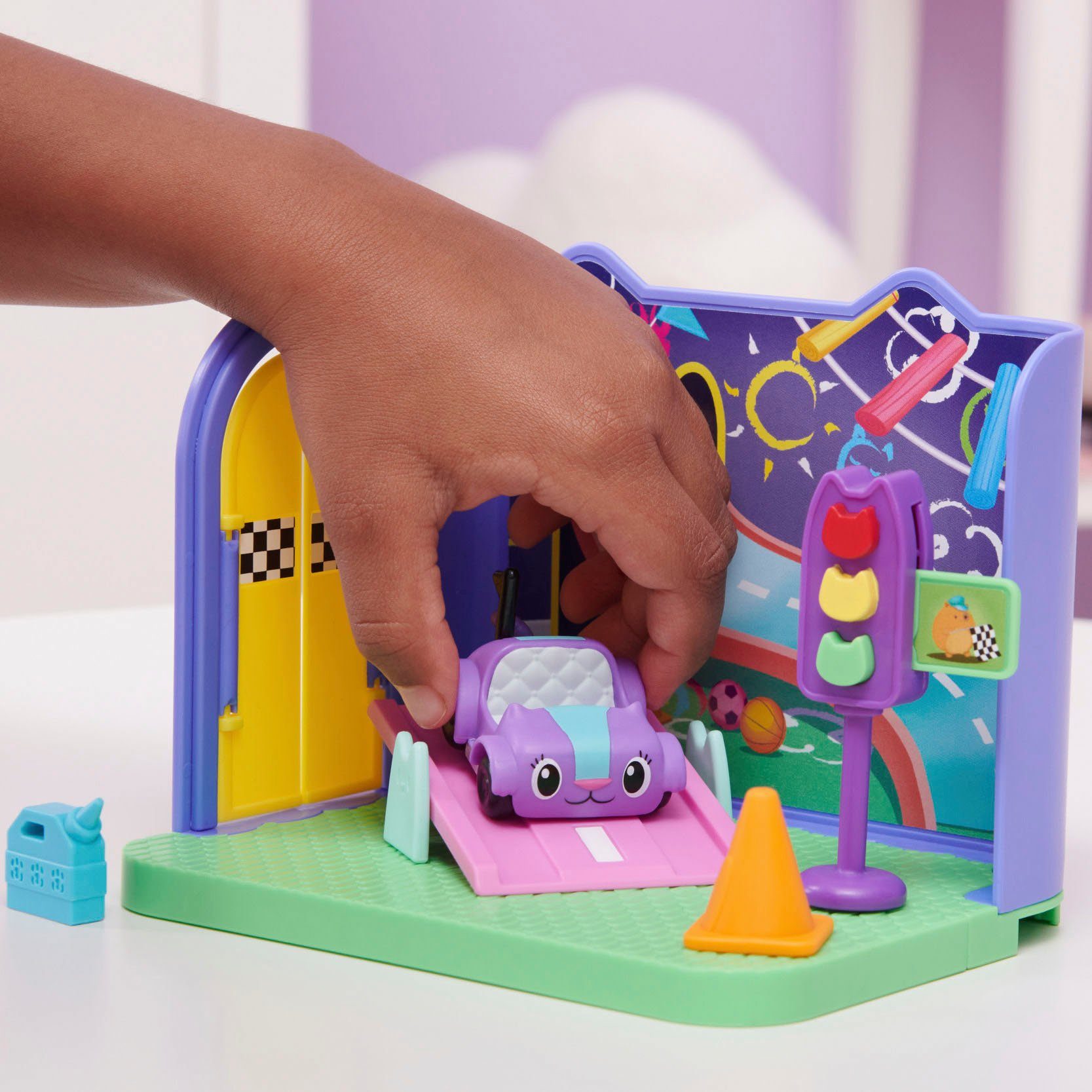 Spin Master Speelwereld Gabby's Dollhouse - Deluxe kamer - Carlita's speelkamer met Carlita auto, meubelstukken en thematische accessoires