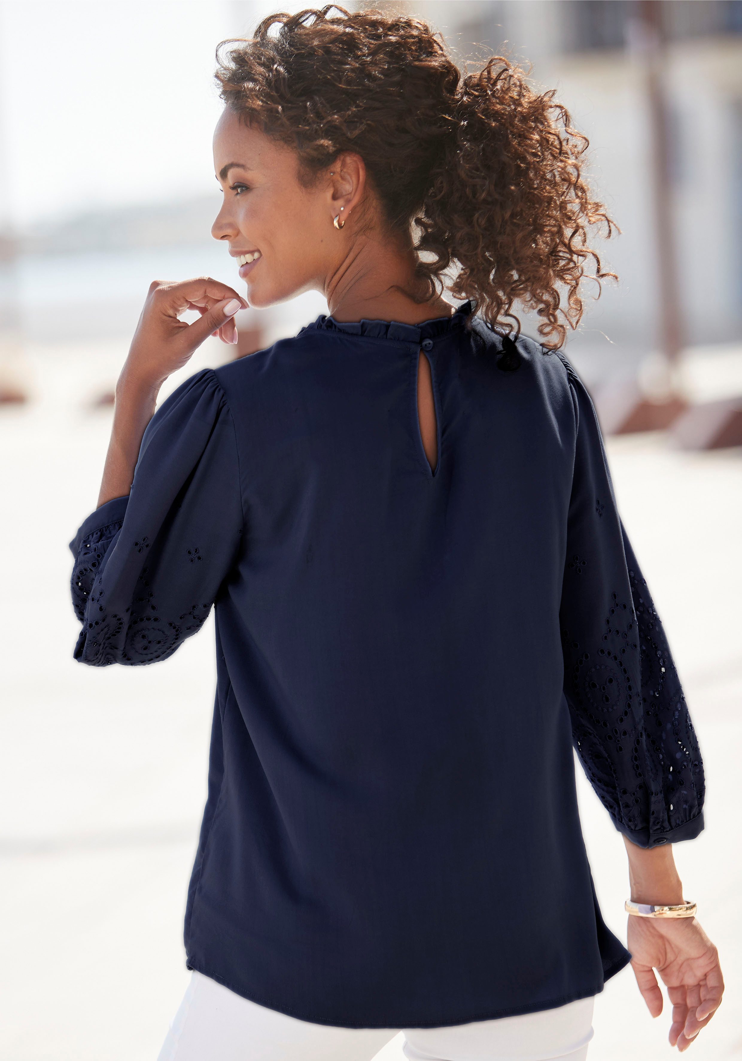 Lascana Blouse zonder sluiting met gaatjesborduurwerk en subtiele ruches, 3/4-mouwen damesblouse