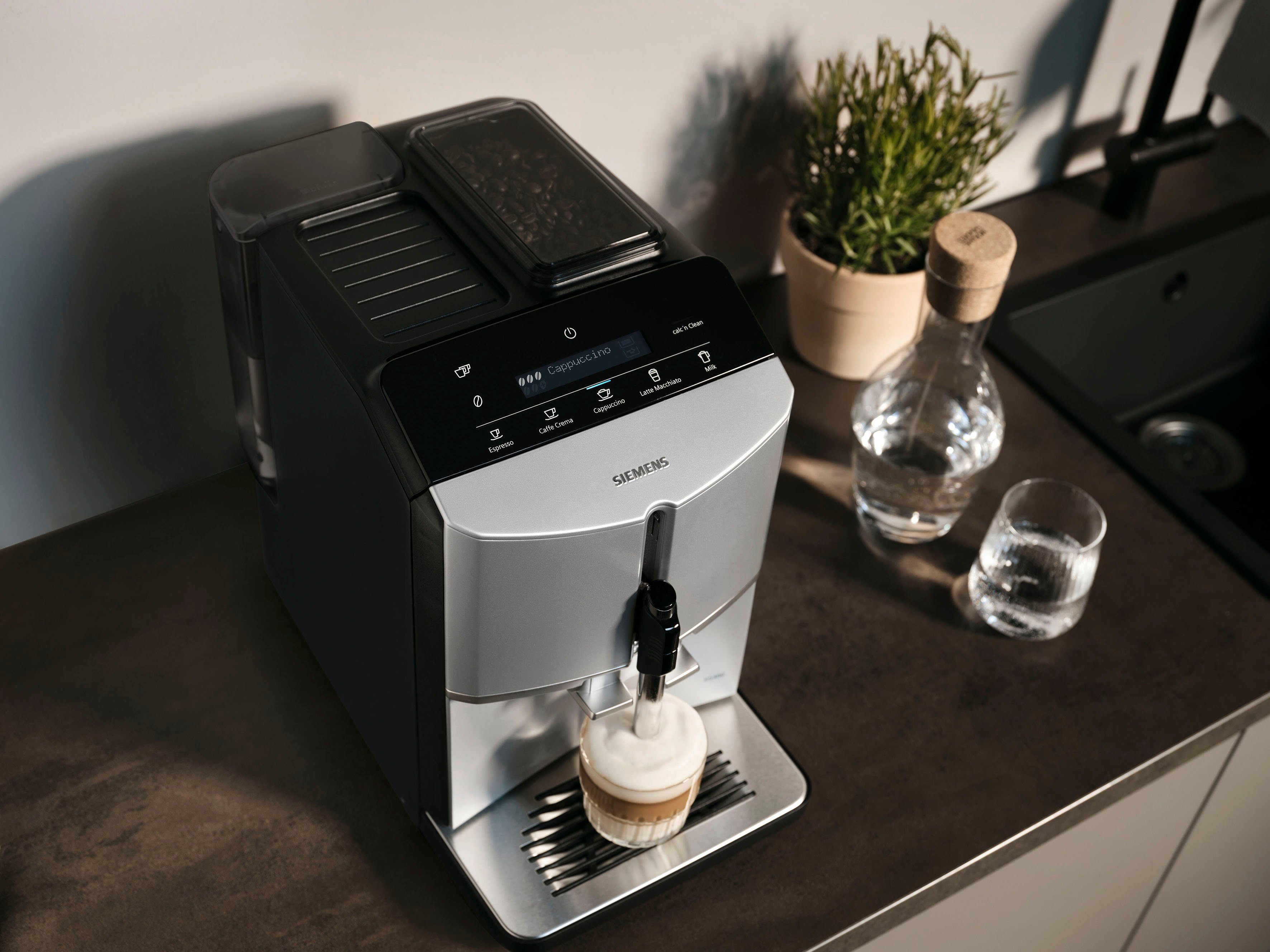 SIEMENS Volautomatisch koffiezetapparaat EQ300 TF303E01, vele koffiespecialiteiten, OneTouch-functie, gebruikersvriendelijk display, keramisch maalwerk, daylight zilver