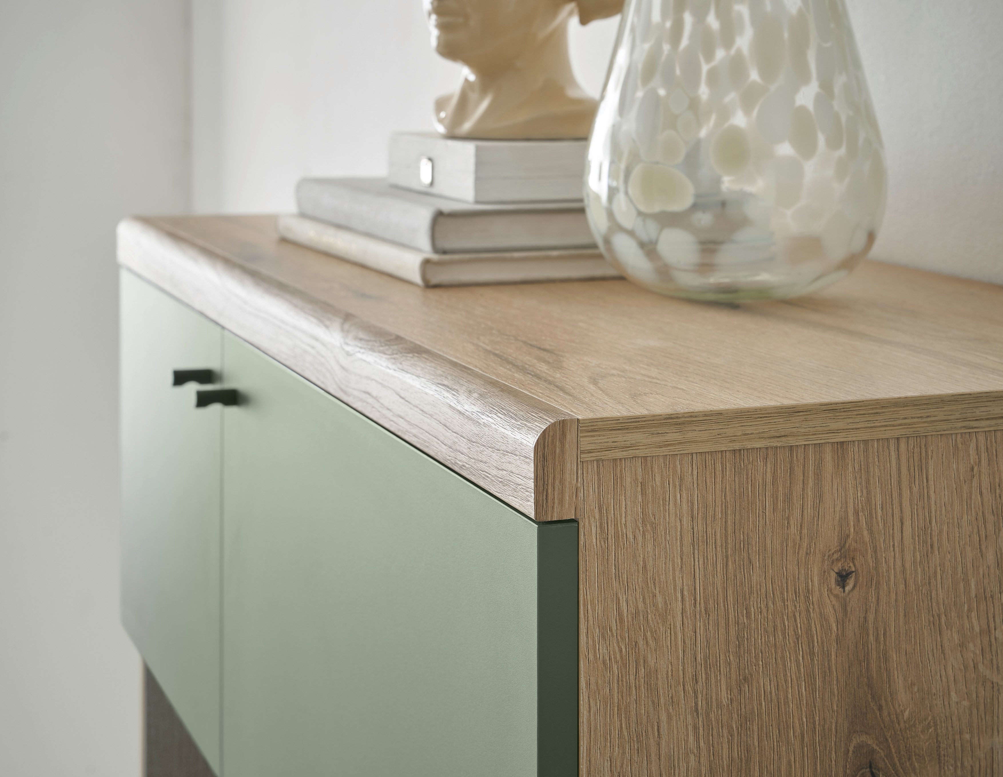 INOSIGN Vitrinekast MAVAS in moderne trendkleur, handgrepen van metaal (zwart), hoogte 134 cm