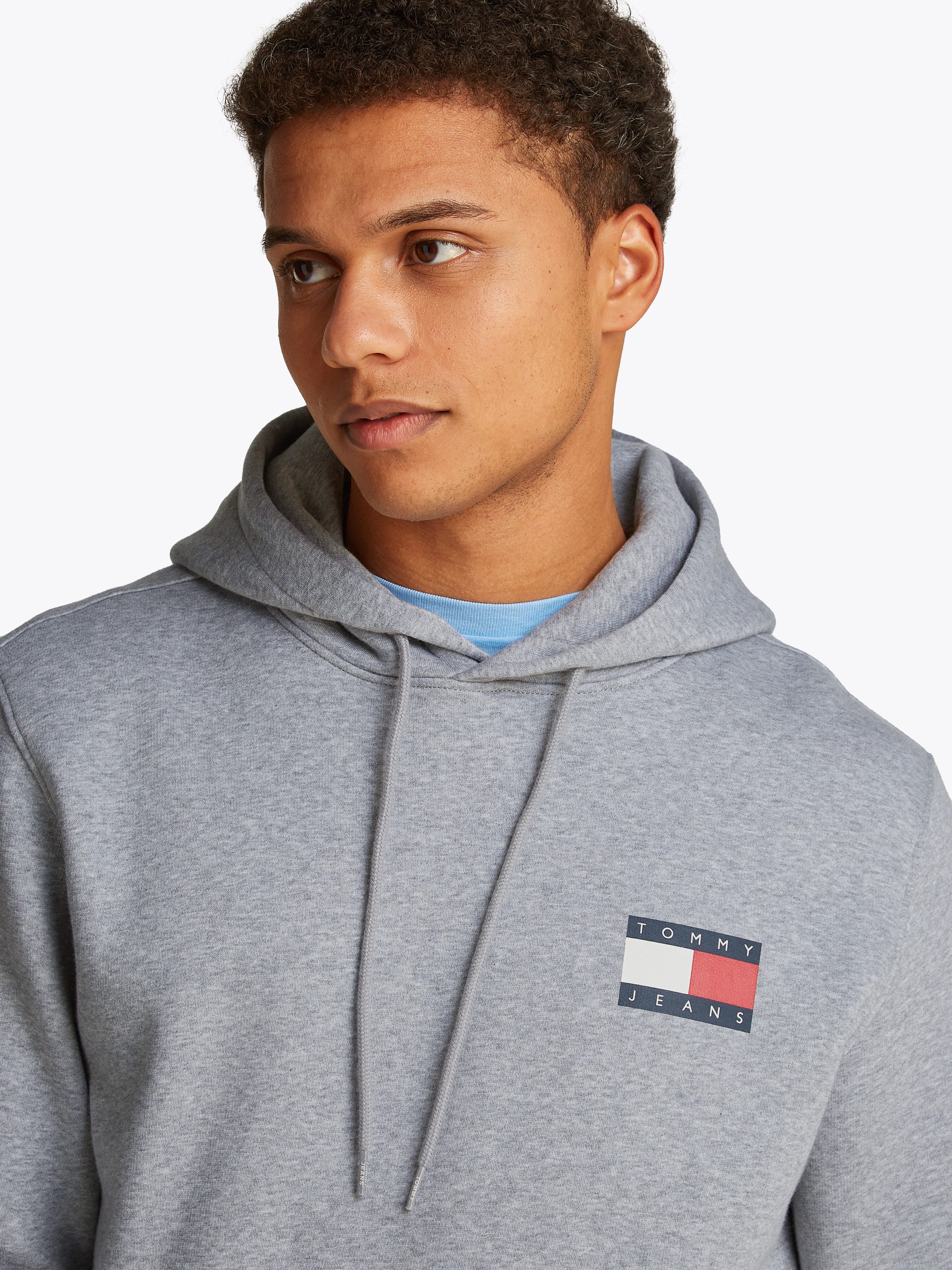 TOMMY JEANS Sweatshirt TJM REG ESSENTIAL FLAG HOOD EXT met bedrukte merklogo op borsthoogte