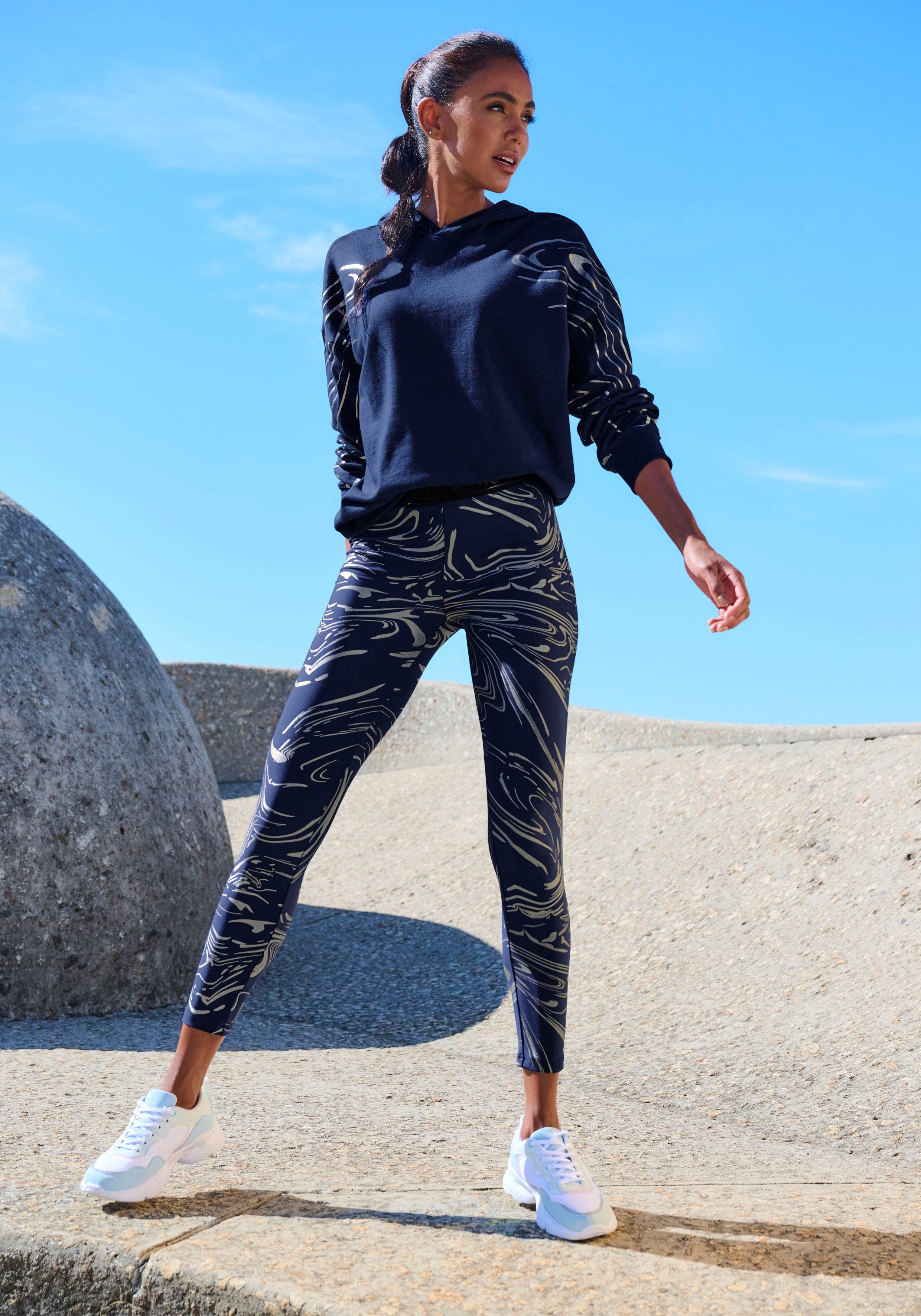 active by Lascana Hoodie met glanzende print