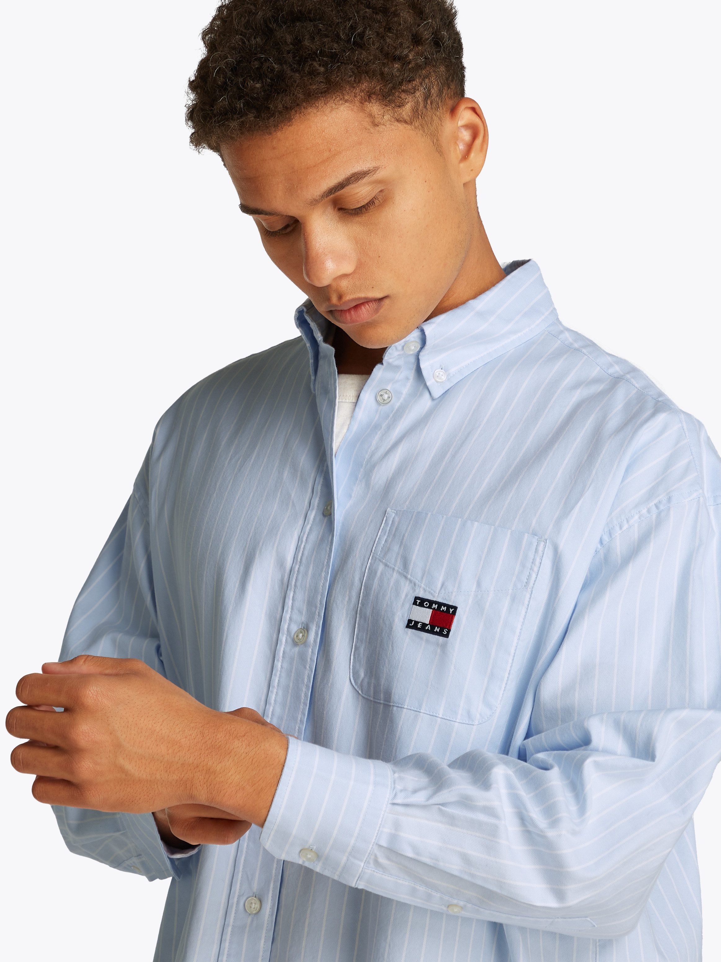 Tommy Jeans Curve Overhemdblouse TJW OVS BADGE OXFORD SHIRT EXT in grote maten, oxford kwaliteit, oversized, logo-badge