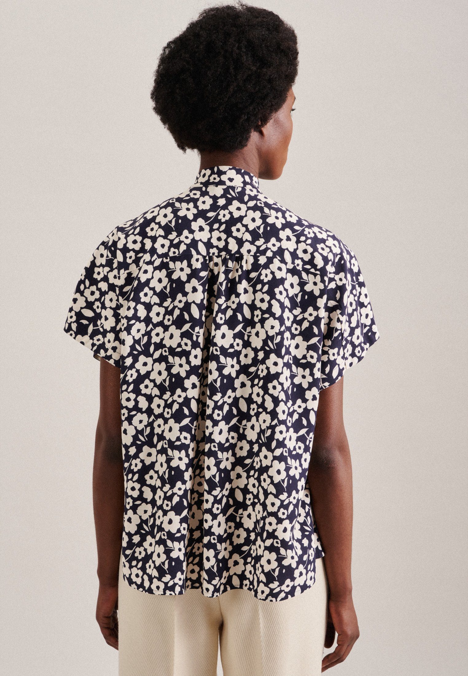seidensticker Blouse met kraagstrik Zwarte roos Korte mouwen kraag print