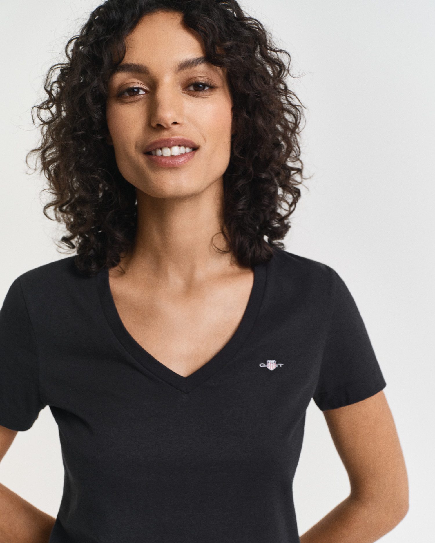 Gant T-shirt REG SHIELD KA V-NECK T-SHIRT met een klein geborduurd logo op de borst