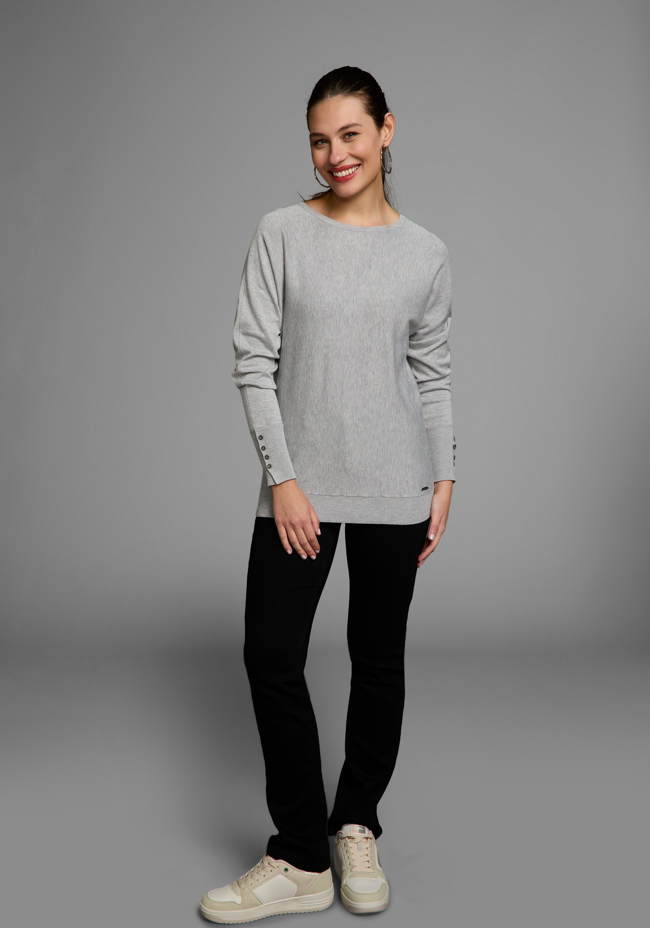 Laura Scott Trui met vleermuismouwen met sierknoopsluiting