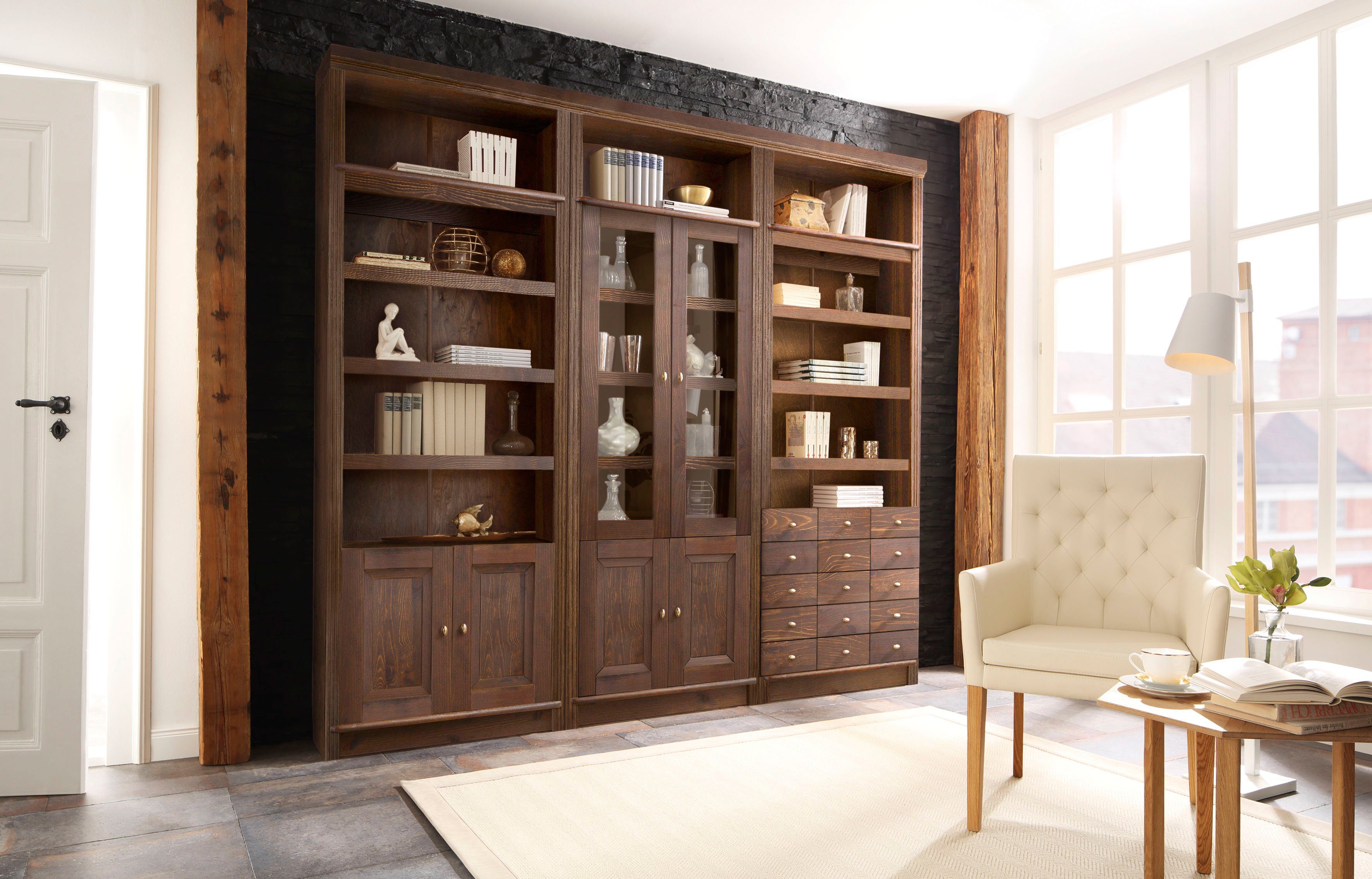 Home affaire Boekenkast Soeren van massief grenen, hoogte 220 cm, met 2 houten deuren, veel bergruimte