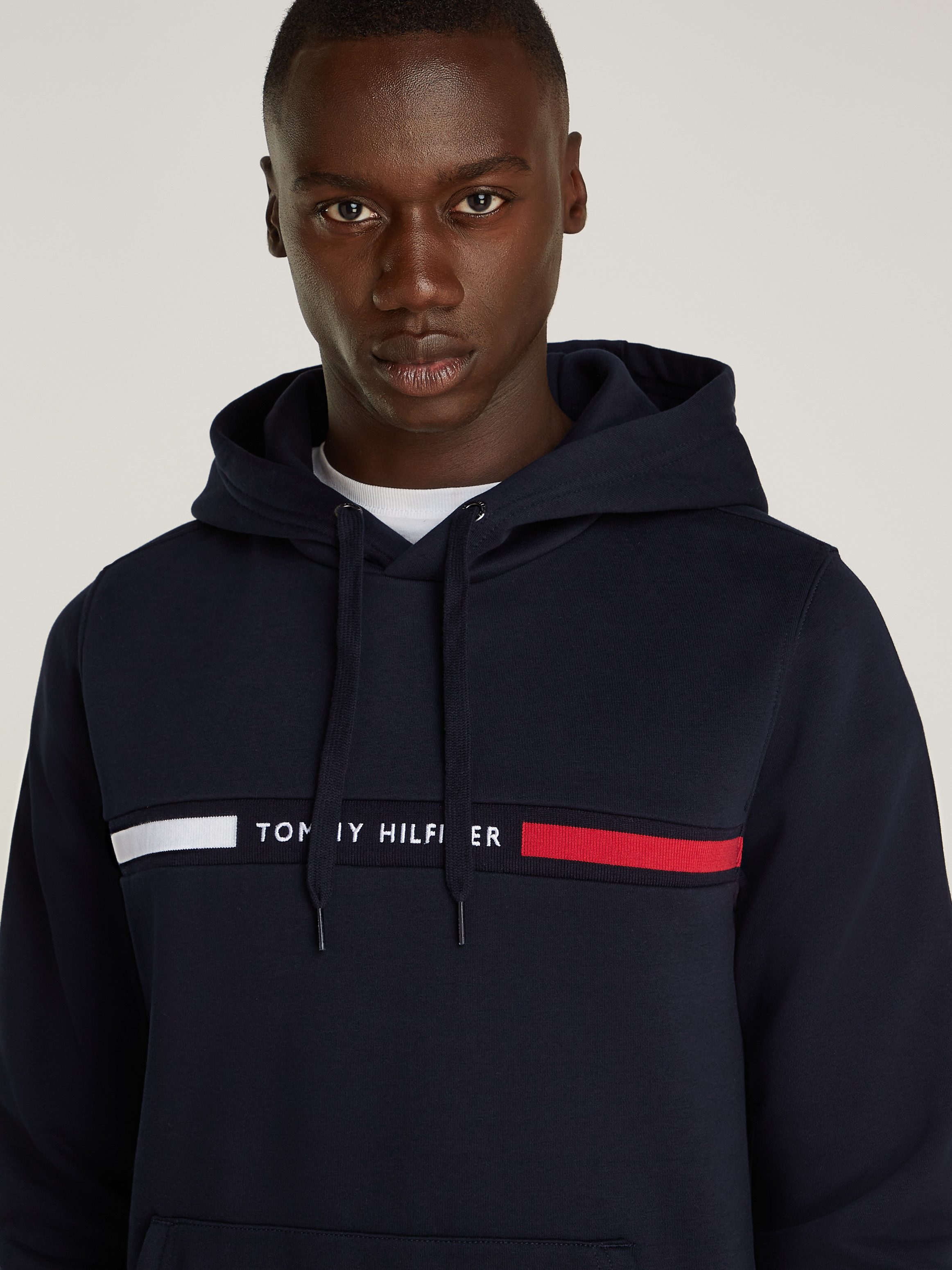 Tommy Hilfiger Hoodie HILFIGER CHEST INSERT HOODY met capuchon, kangoeroezak, logo-inscriptie