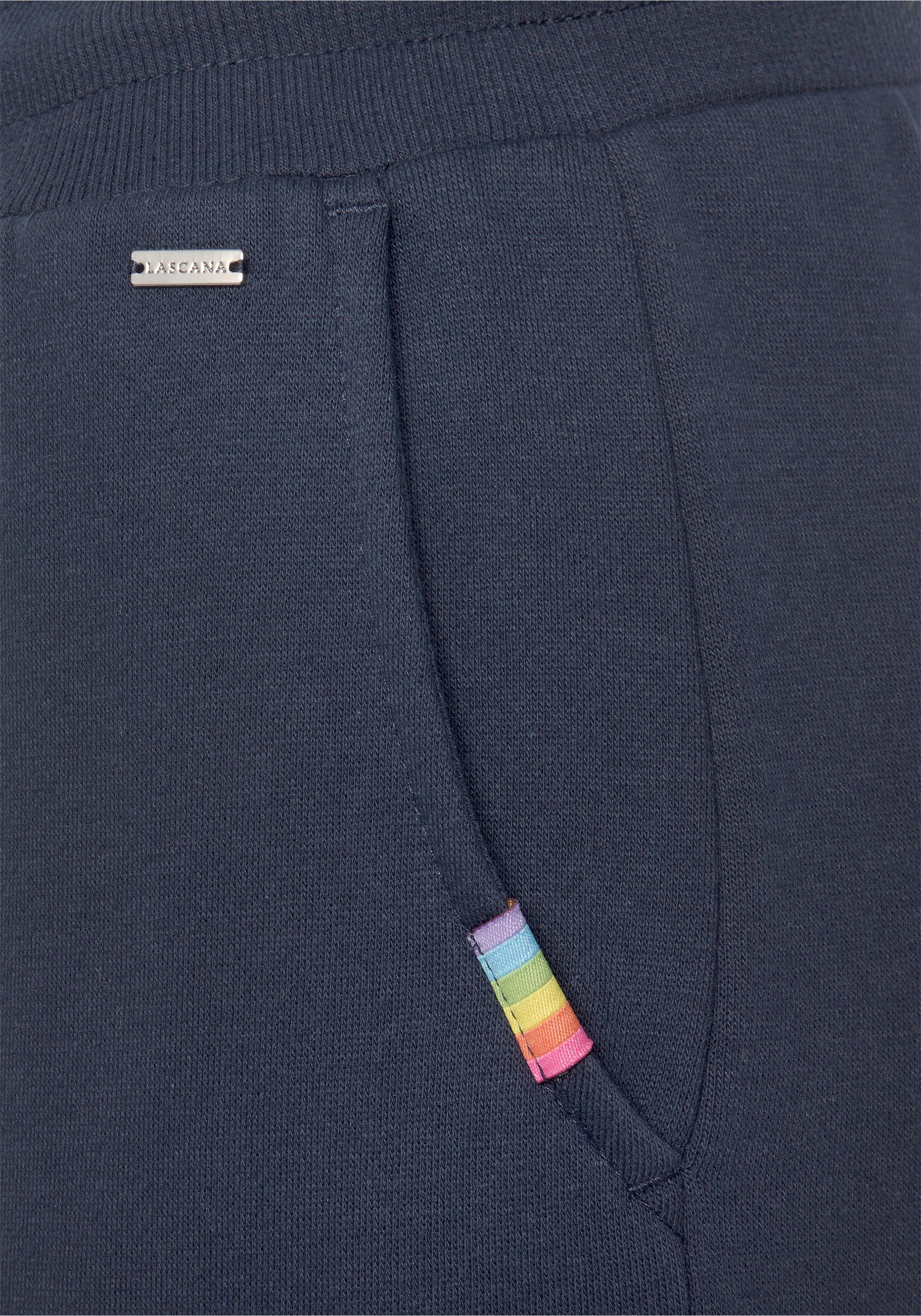 Lascana Relaxshorts Pride met regenboogmerk