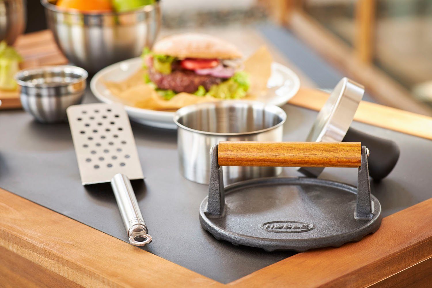 ROESLE Burgerpers BBQ Gewicht, 25231 Barbecuegewicht voor sneller garen, gietijzer, houten handvat, 17,5 cm