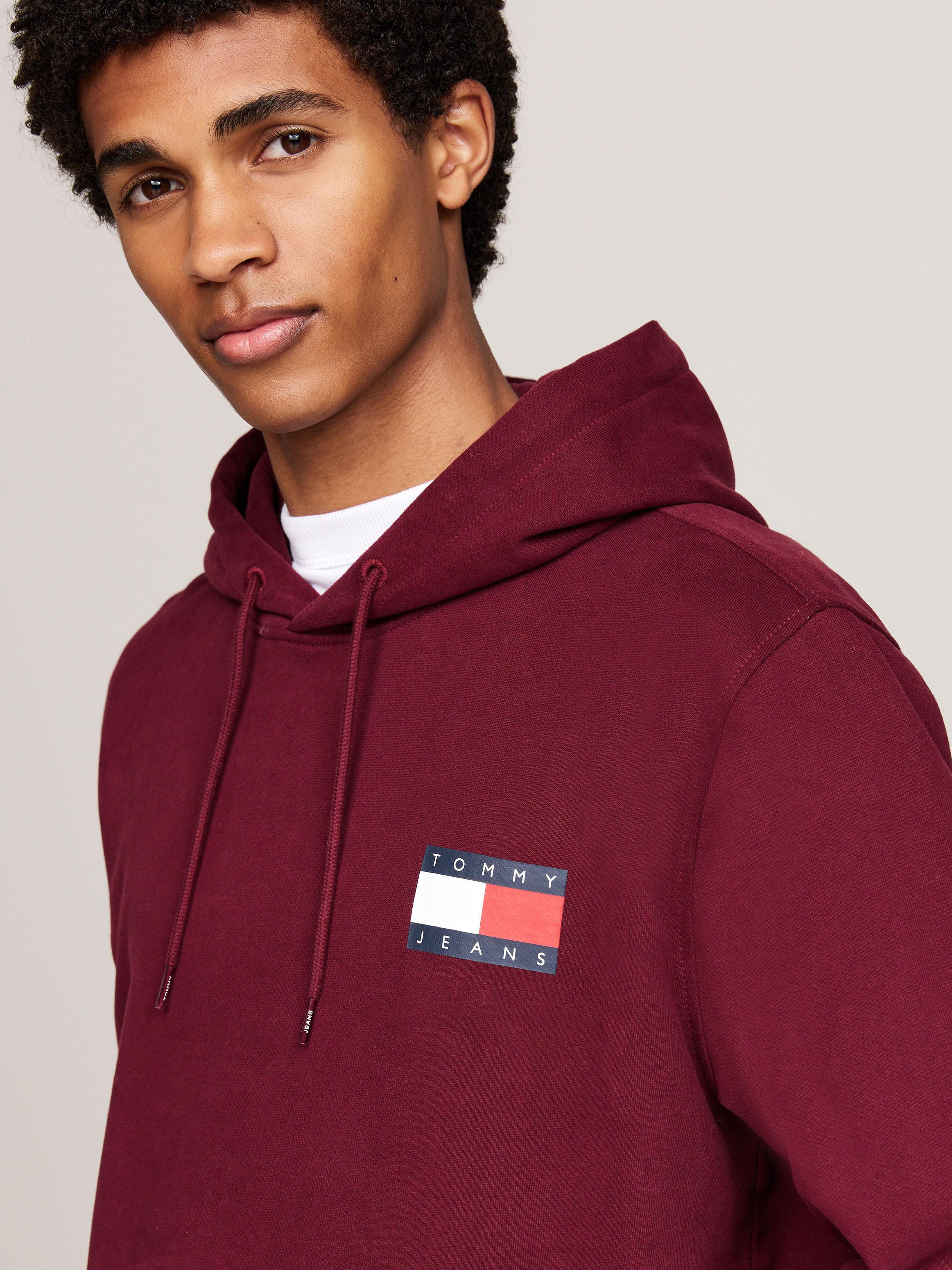 TOMMY JEANS Sweatshirt TJM REG ESSENTIAL FLAG HOOD EXT met bedrukte merklogo op borsthoogte