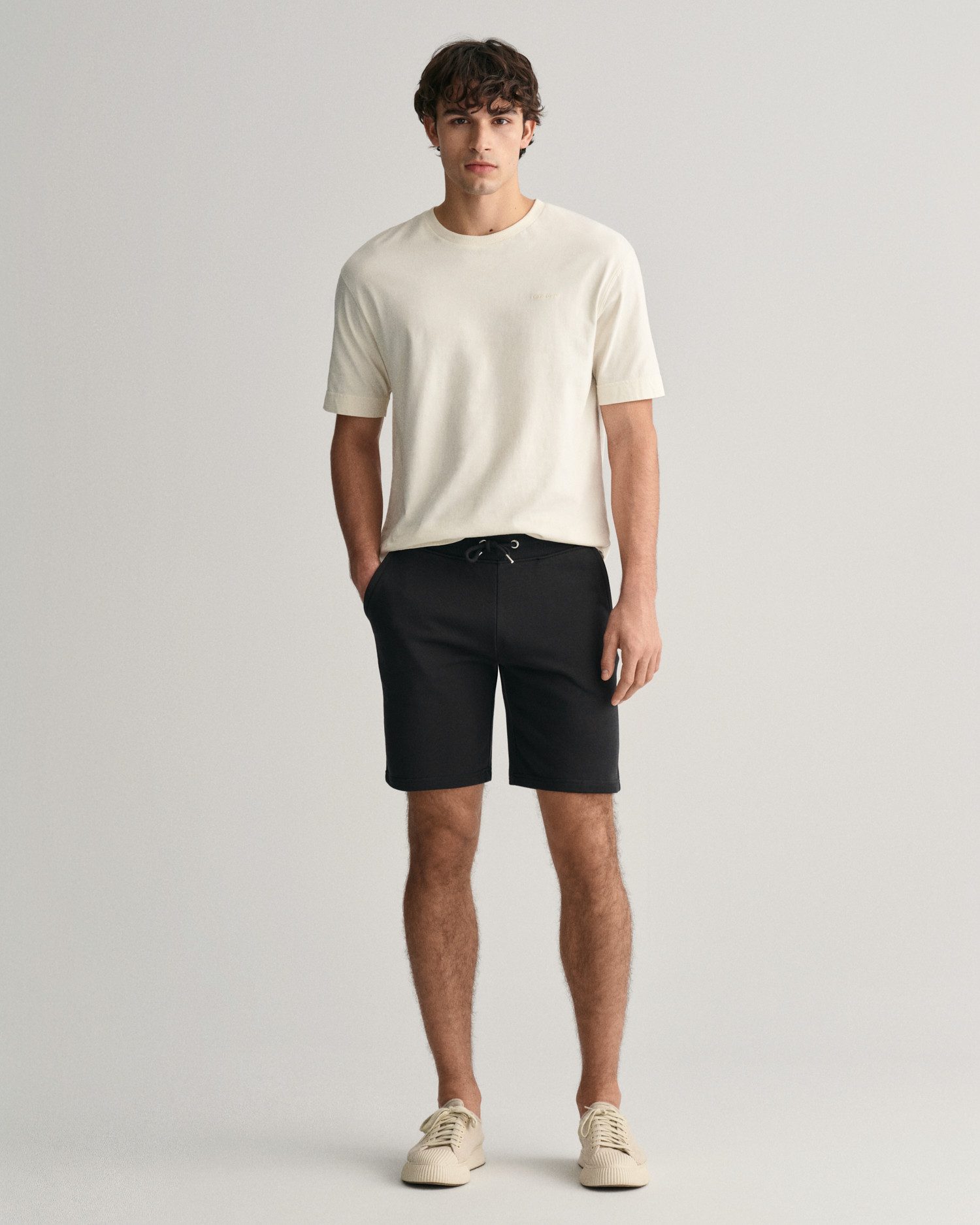 Gant Sweatshort REG SHIELD SWEAT SHORTS met een kleine logo-borduur onder de insteekzak