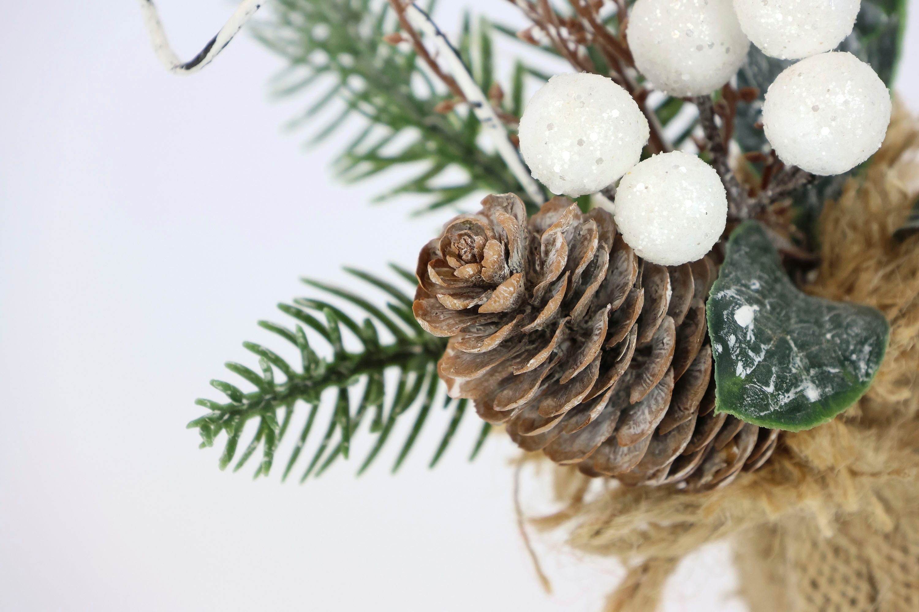 I.GE.A. Kunstkerstboom Kunstplant kerststuk in jute zak set van 2 kerstdecoratie dennen takken bessen kegels ster kunstbloemen (2 stuks)