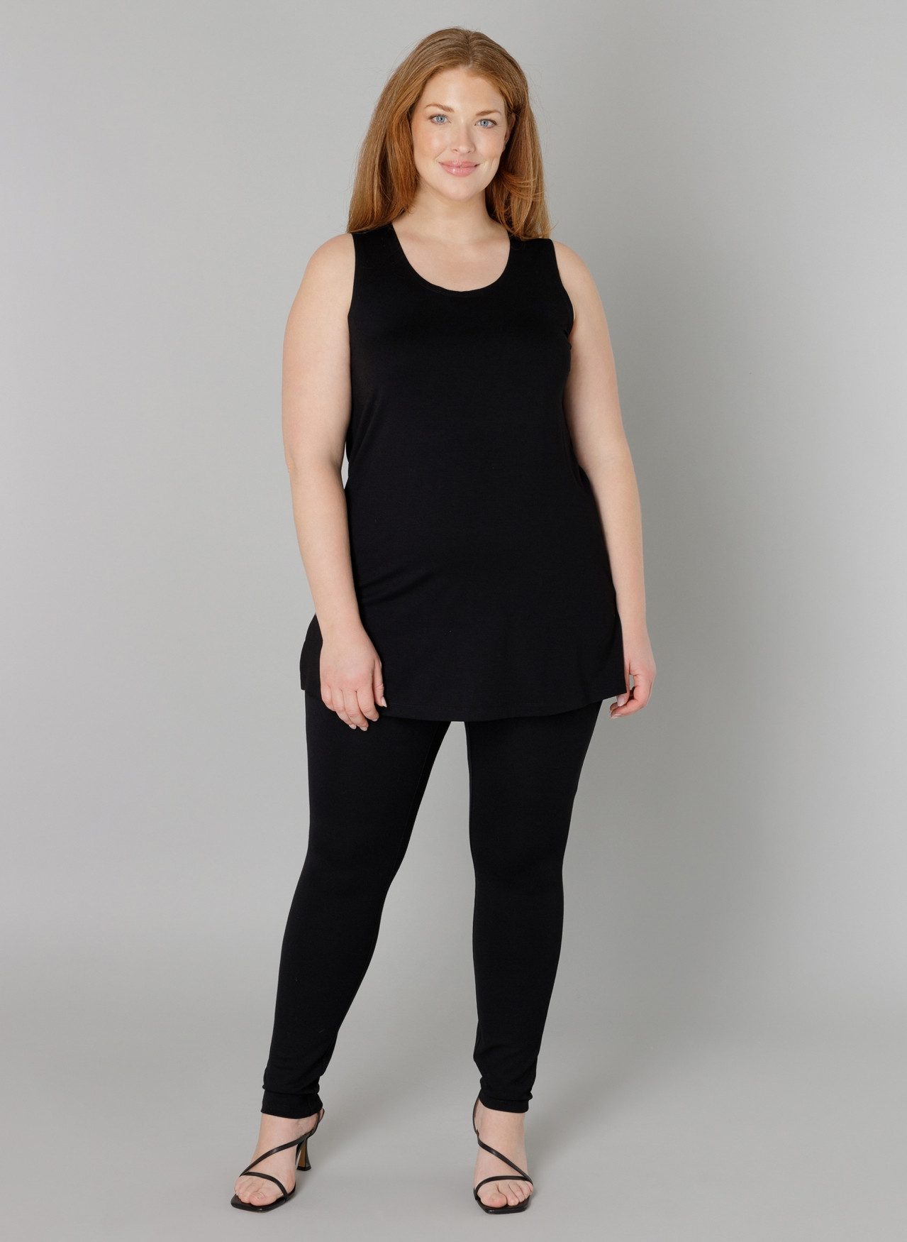 Base Level Curvy Top Over de heupen vallend model met splitjes bij de zoom