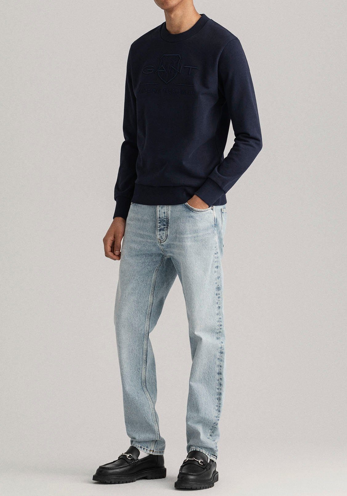 Gant Sweatshirt D1. TONAL ARCHIVE SHIELD C-NECK met logoborduursel op borsthoogte