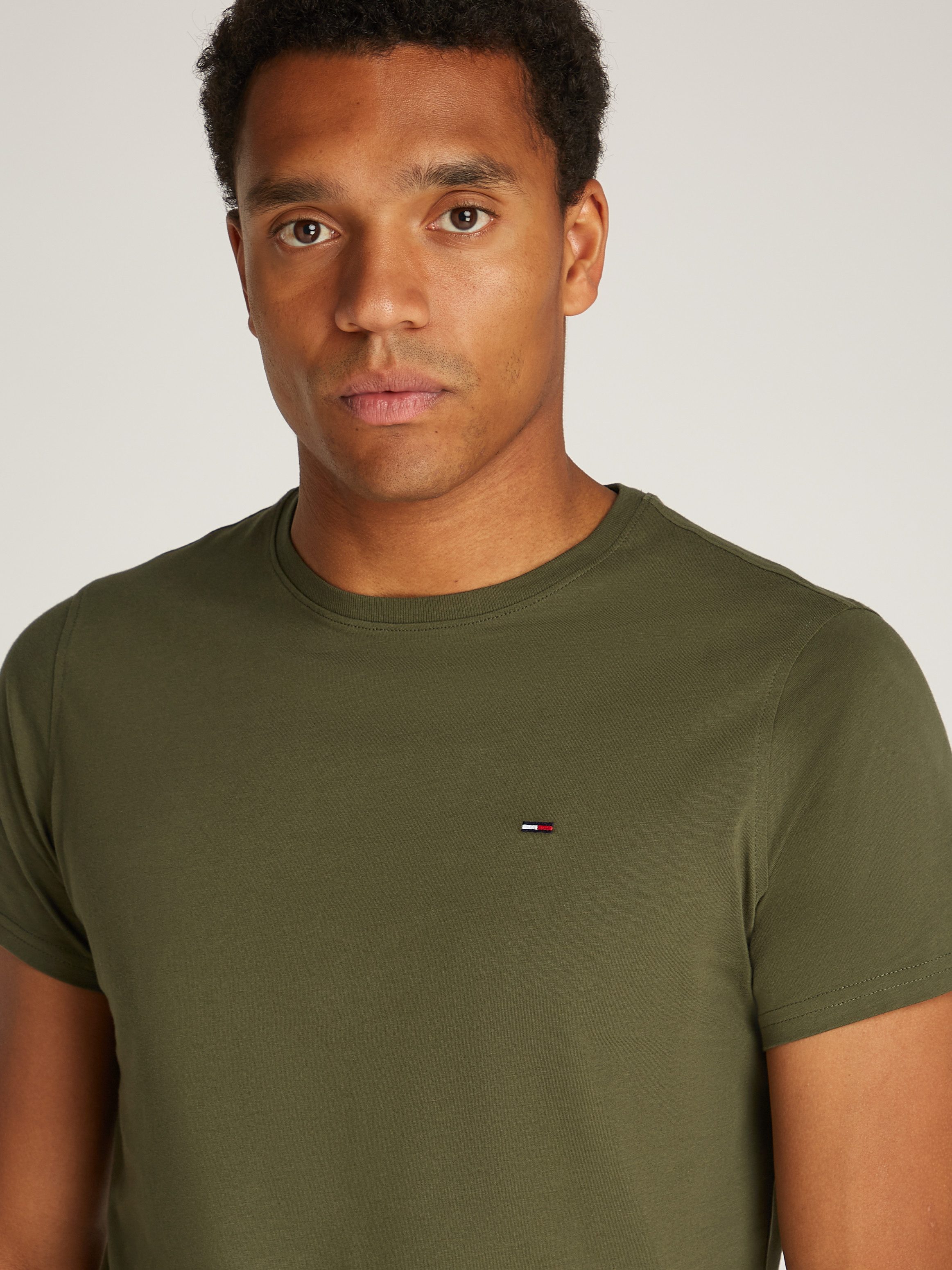 TOMMY JEANS T-shirt TJM ESSENTIAL SOLID TEE met ronde hals en subtiele logo-vlag
