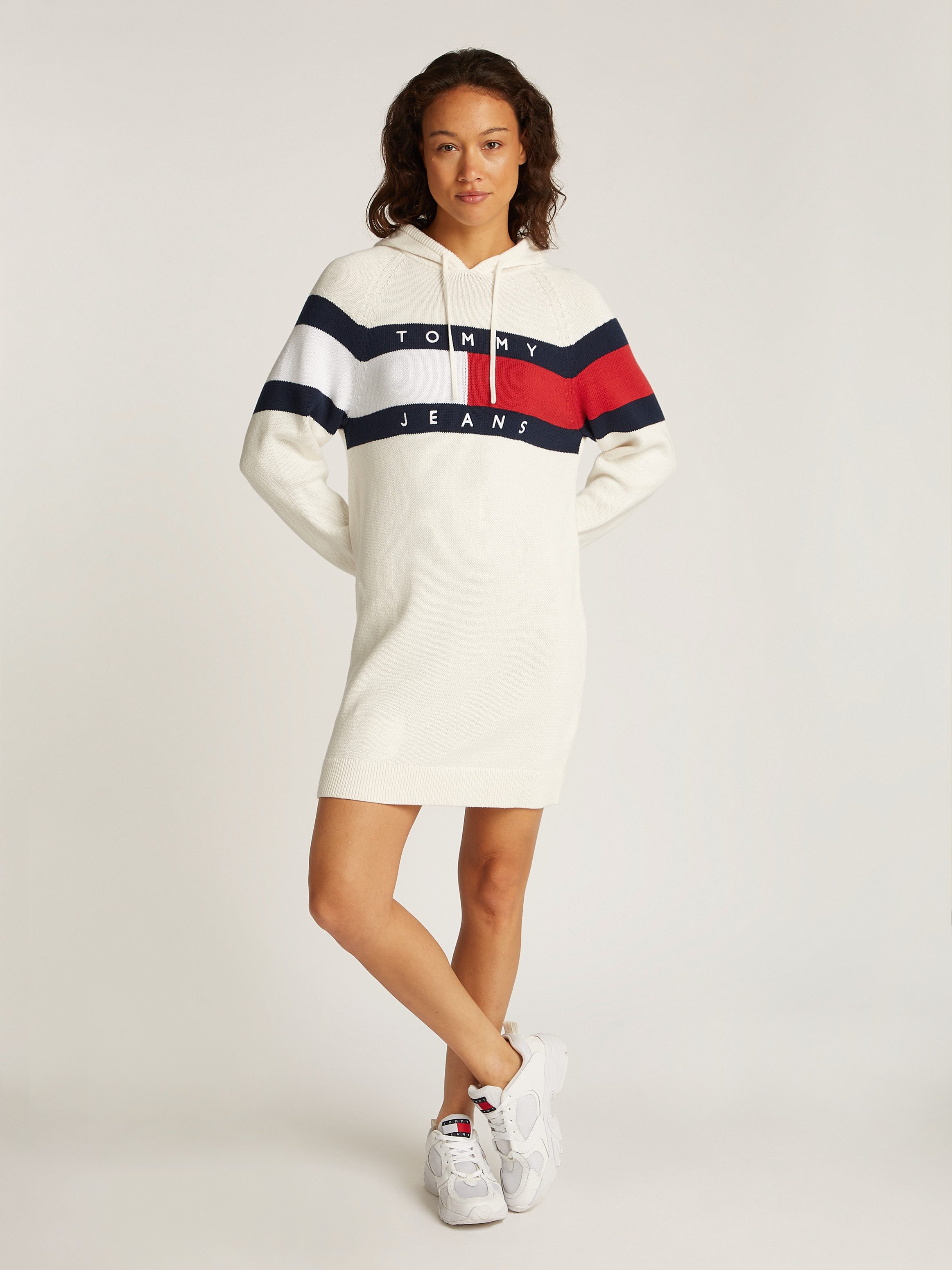 TOMMY JEANS Gebreide jurk TJW FLAG HOOD SWEATER DRESS EXT